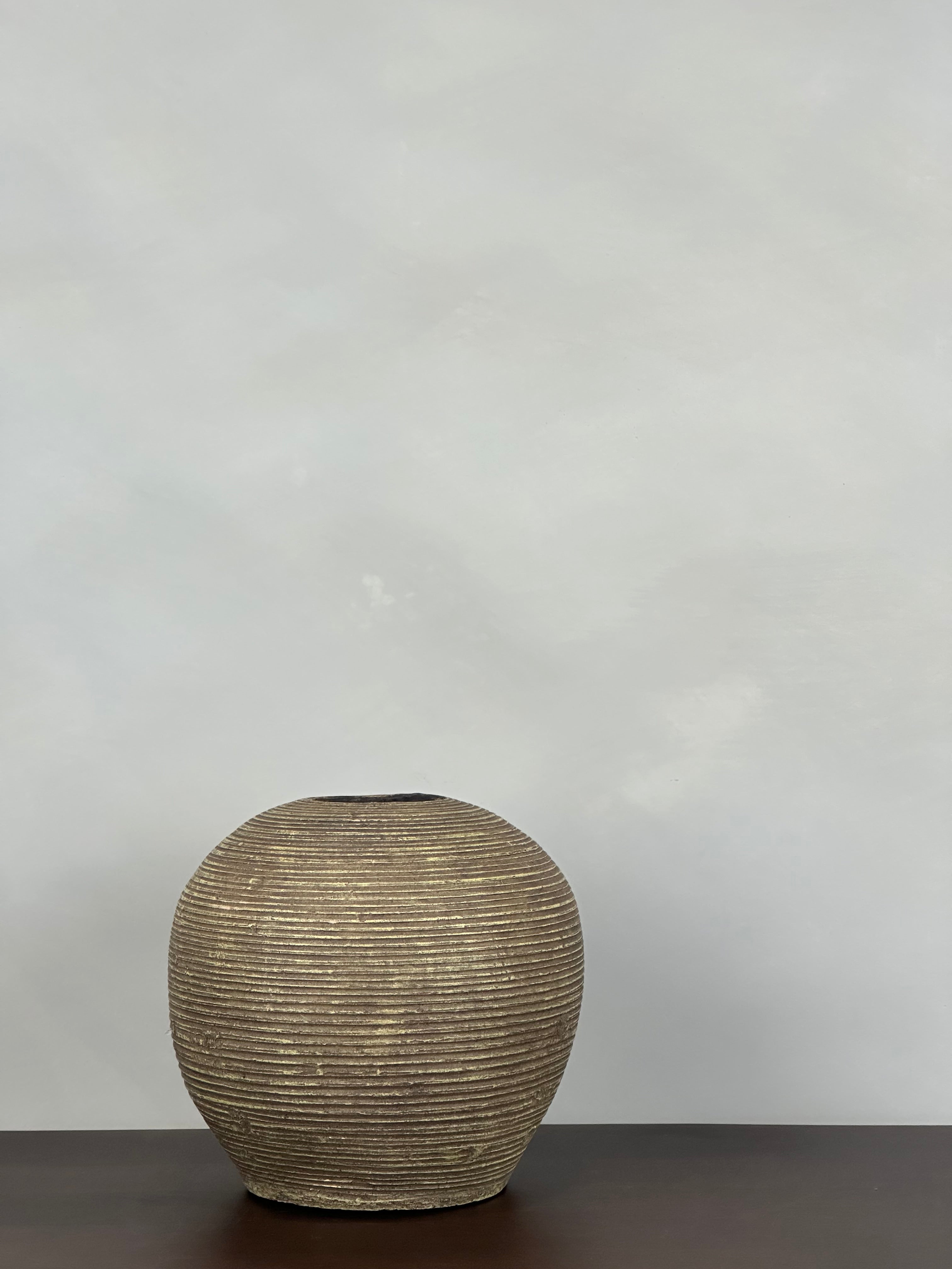 TEXTURED CERAMIC ROUND VASE