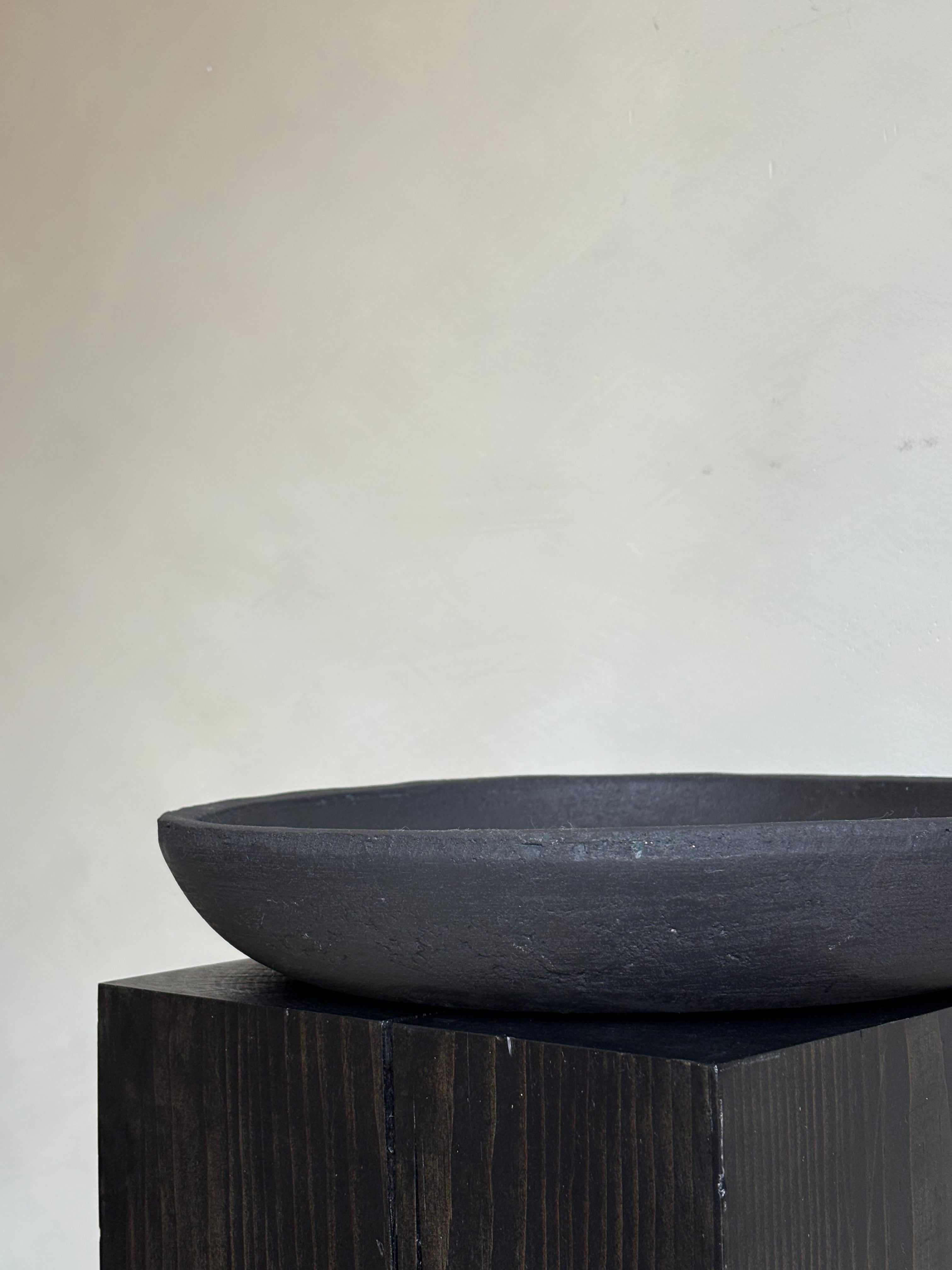 LARGE BLACK SHALLOW BOWL