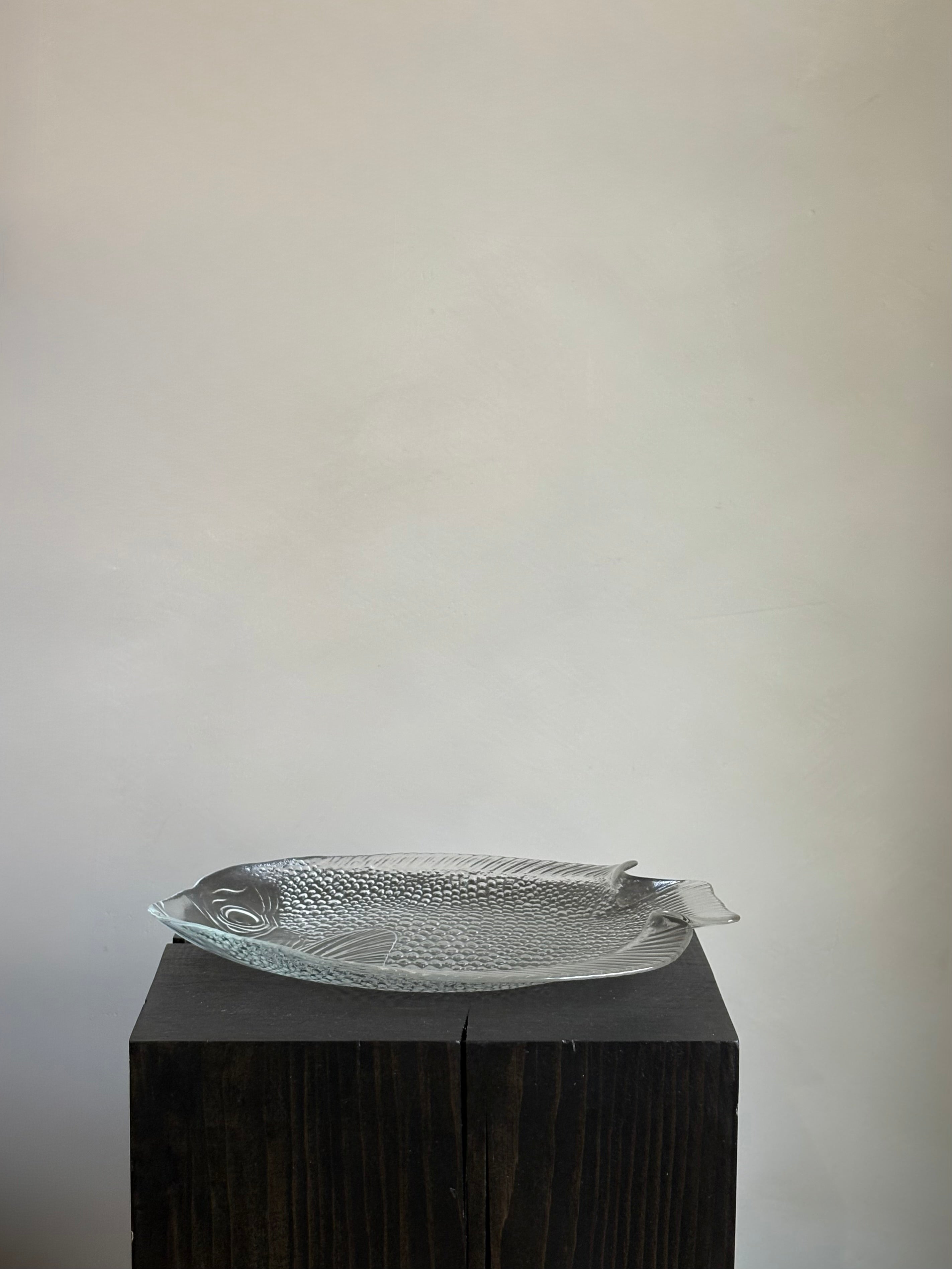 VINTAGE TEXTURED GLASS FISH PLATE