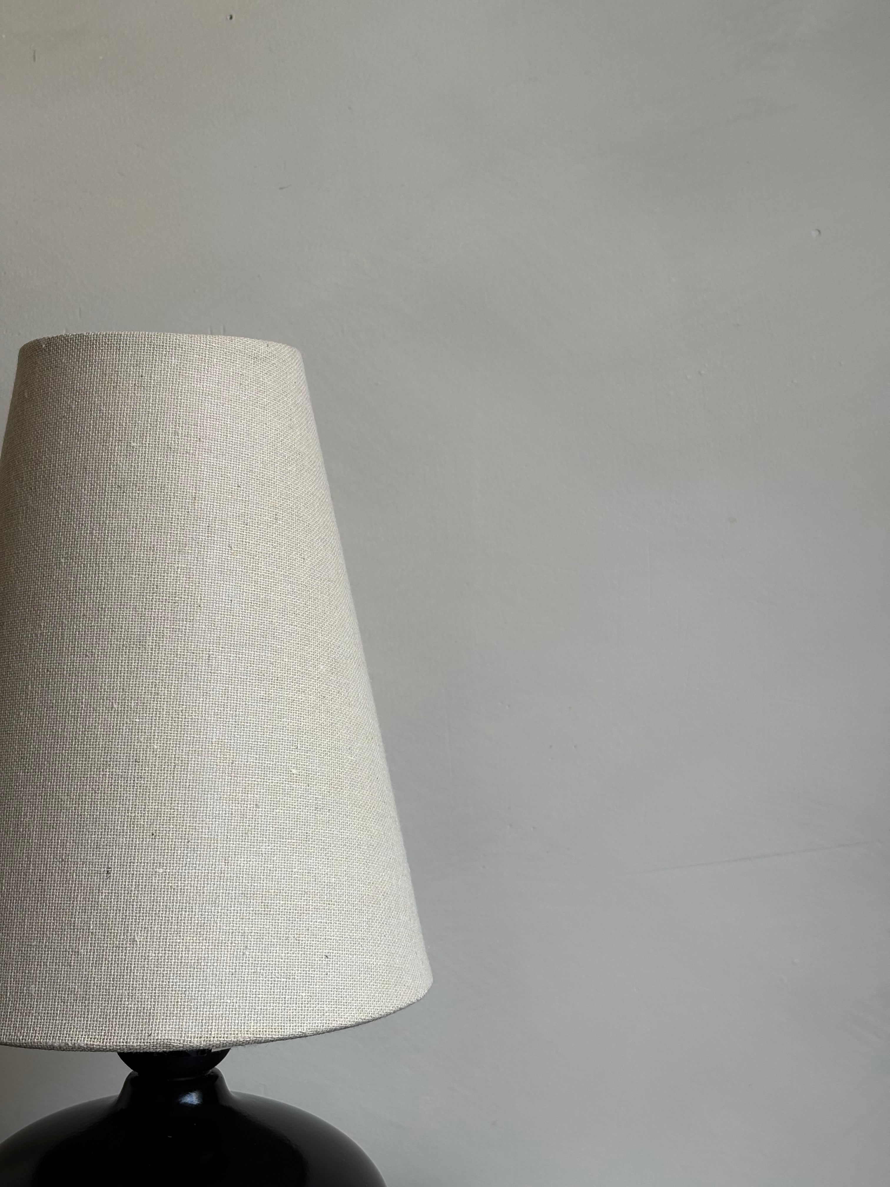 LINEN SMALL TABLE LAMP | NATURAL + LACQUERED BLACK