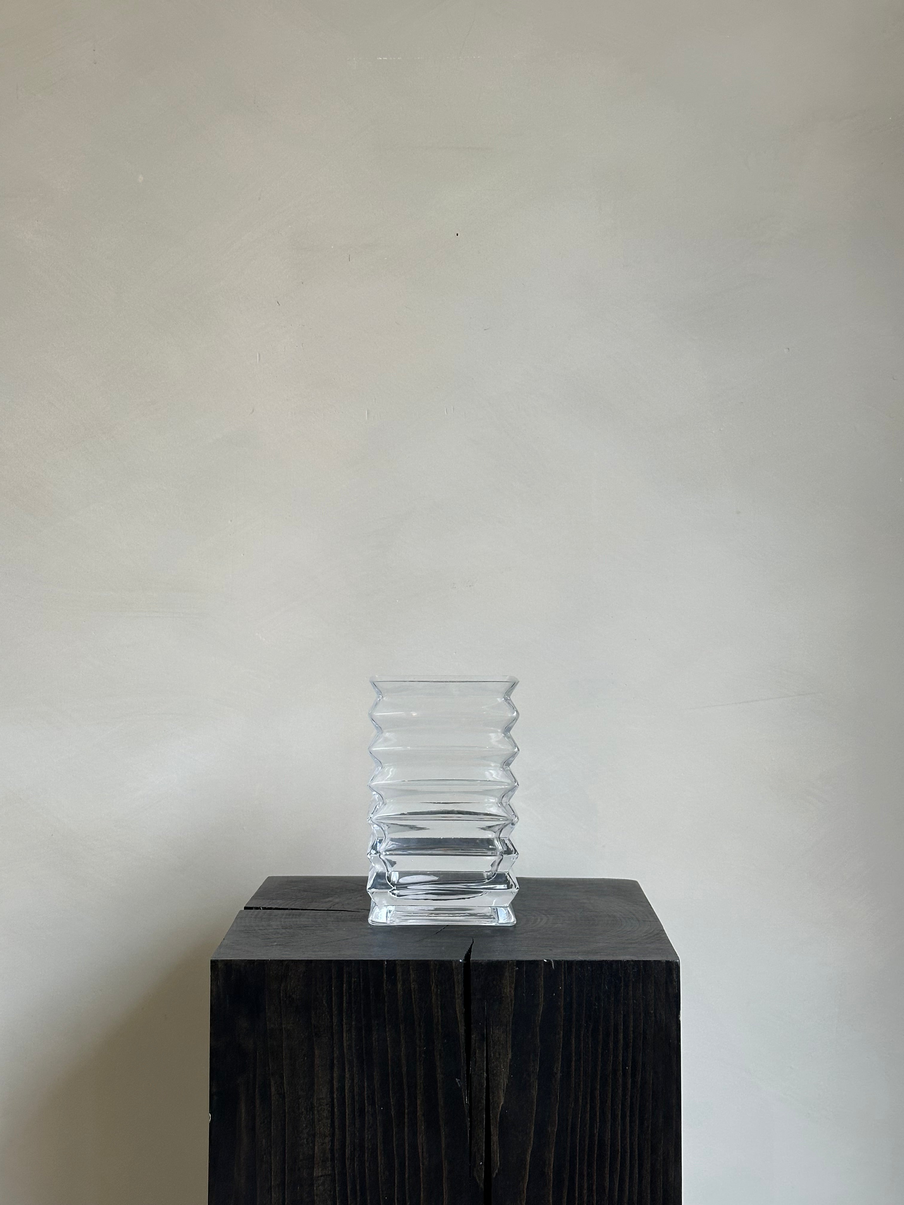 RIBBED RECTANGLE VASE