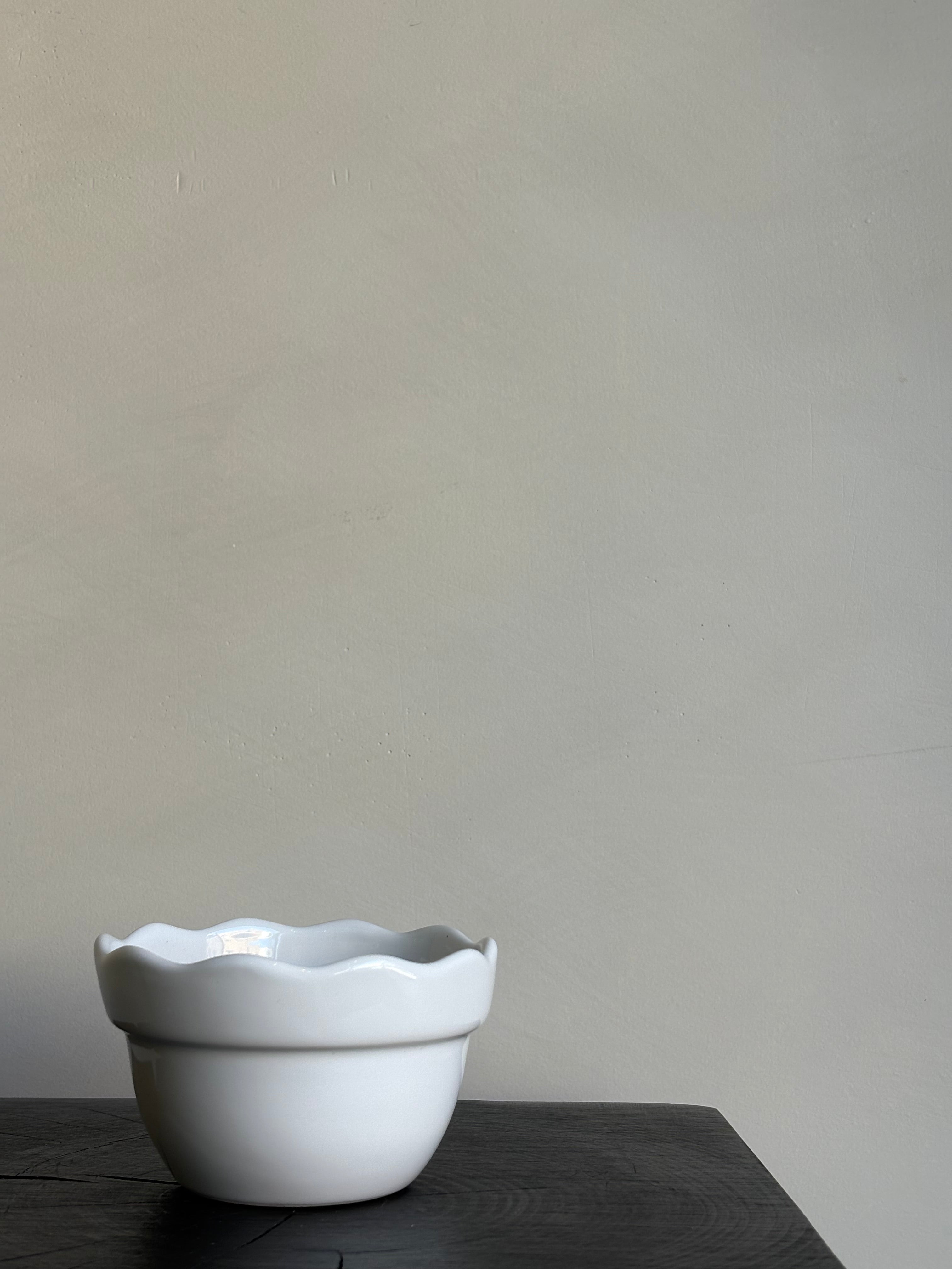 WHITE RUFFLED BOWL - SMALL