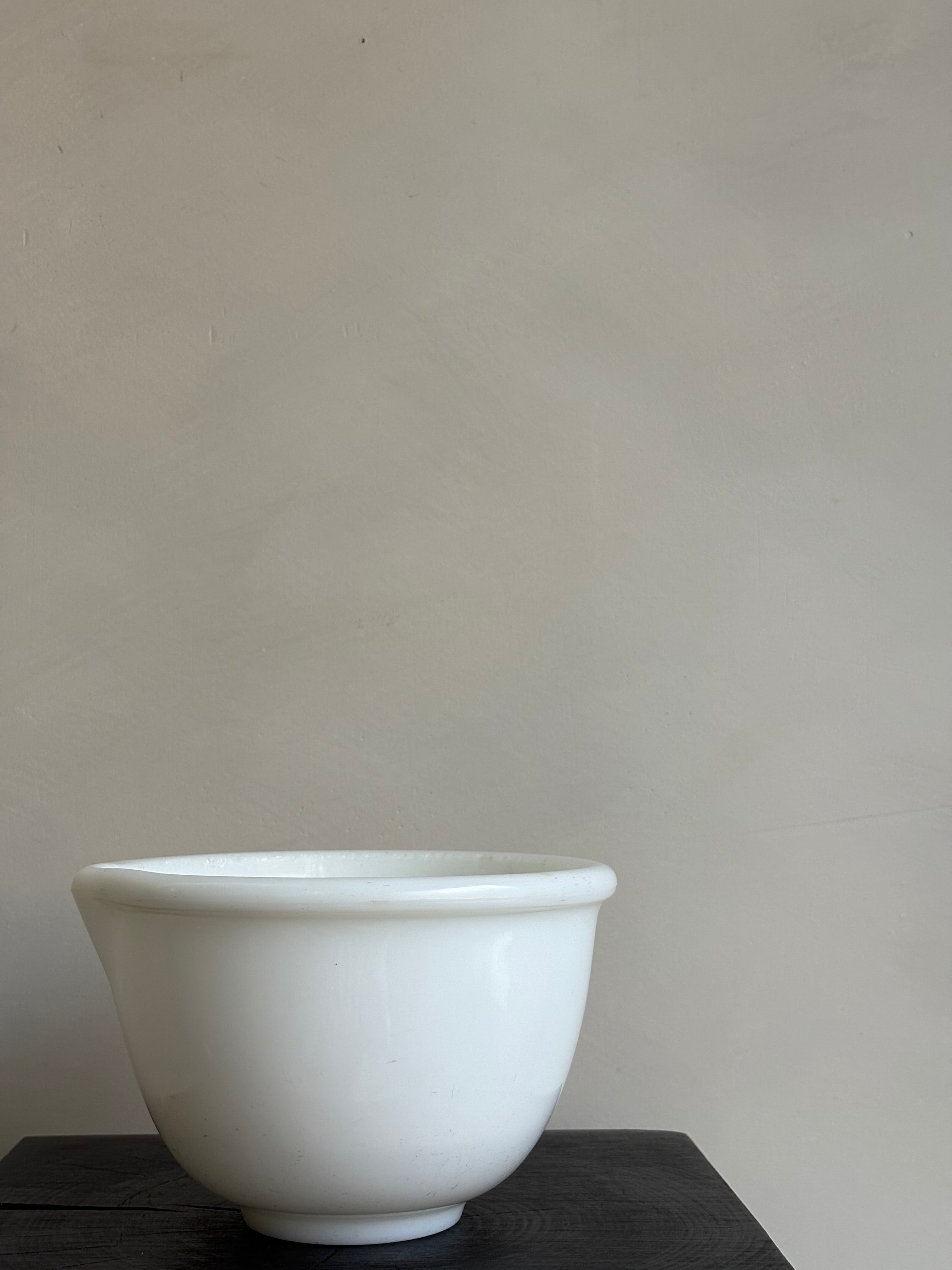 WHITE MIXING BOWL