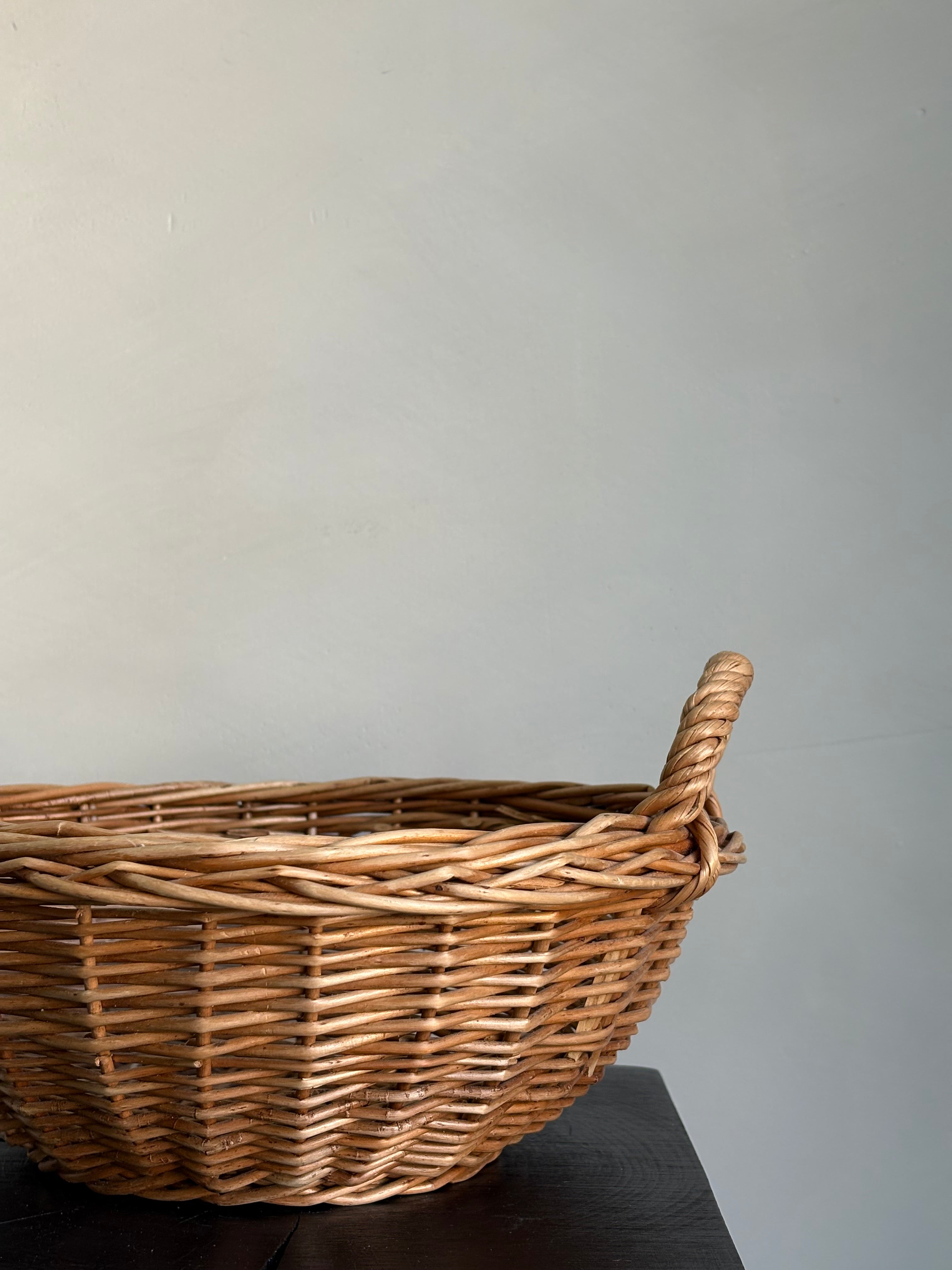 SMALL CIRCLE BASKET WITH HANDLES