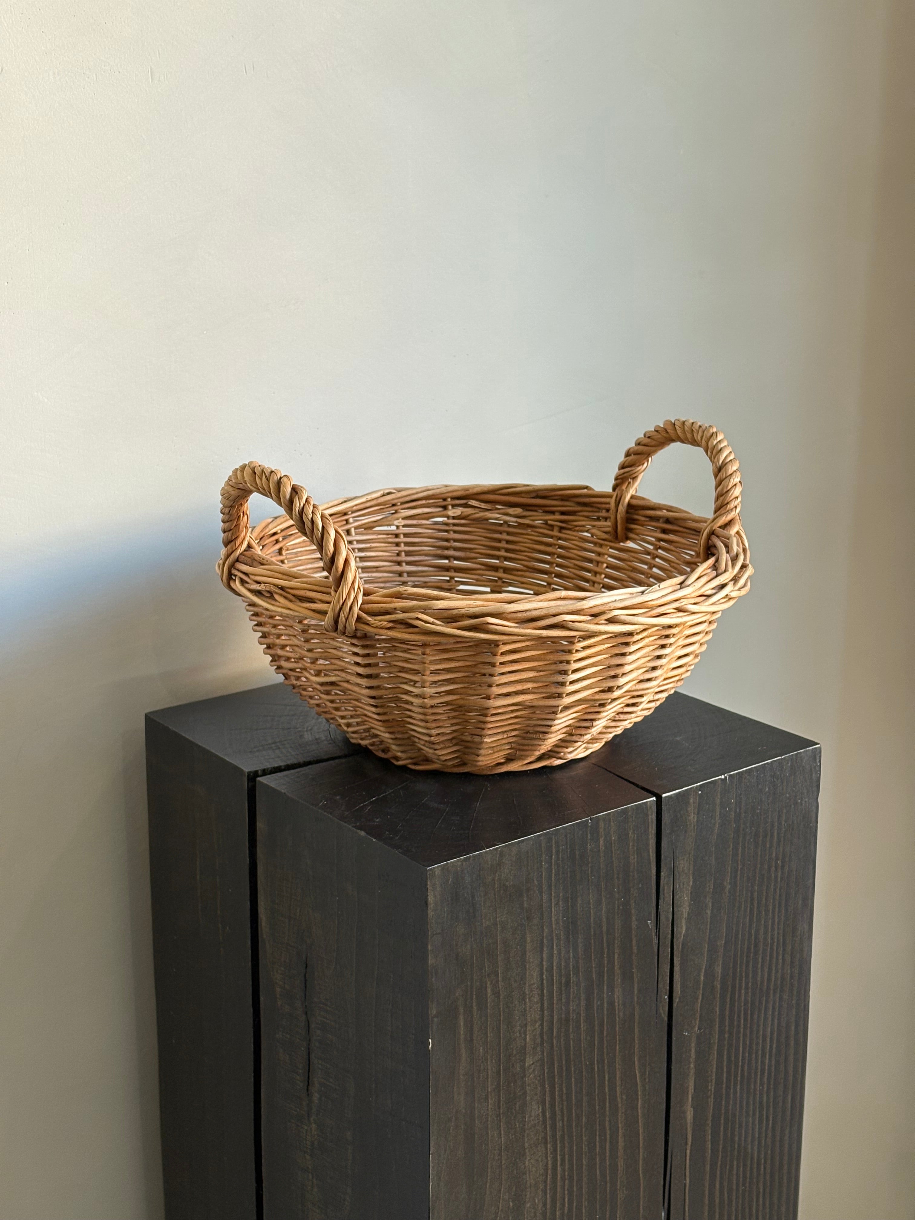SMALL CIRCLE BASKET WITH HANDLES