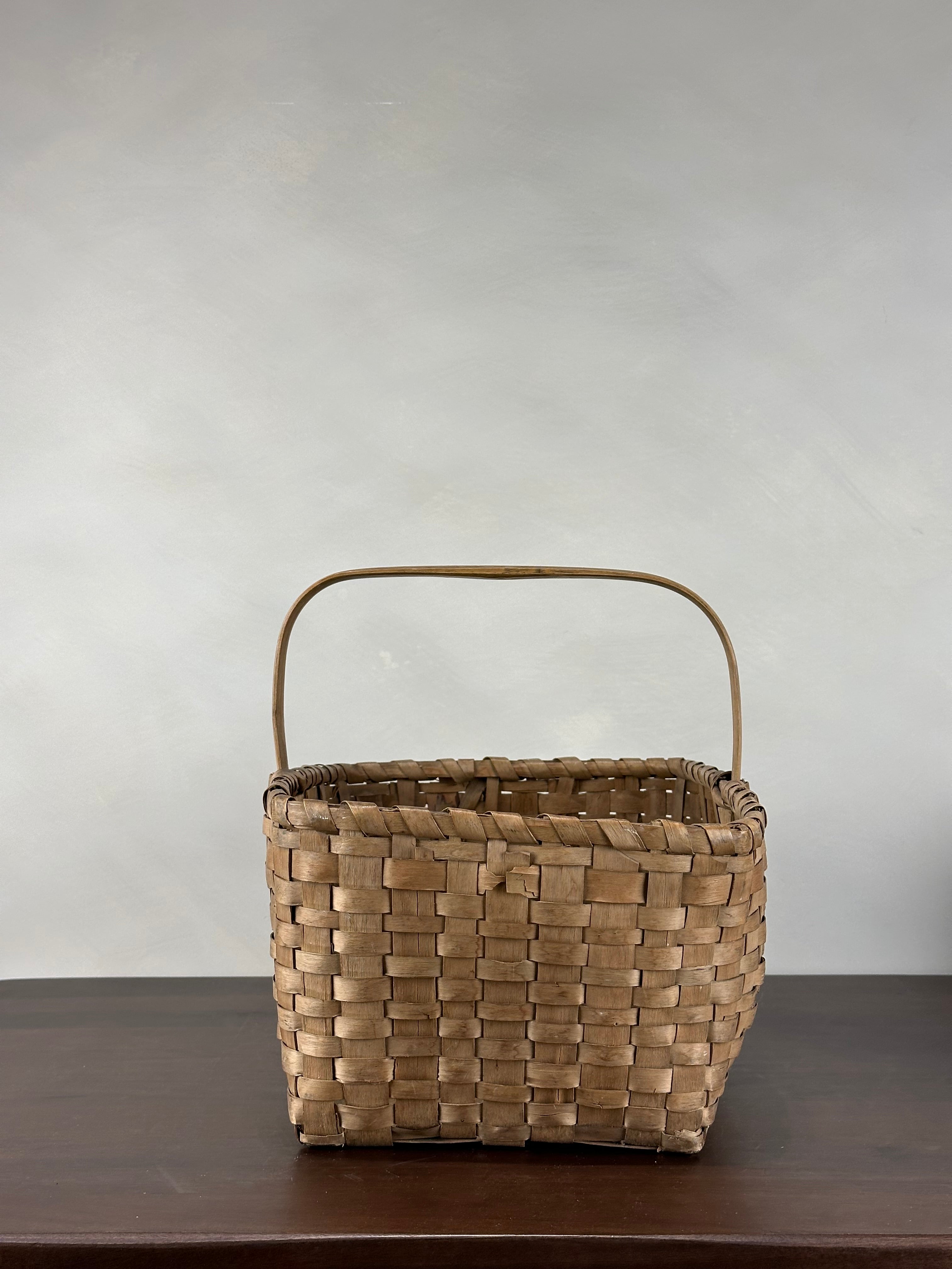 BASKET WITH HANDLE
