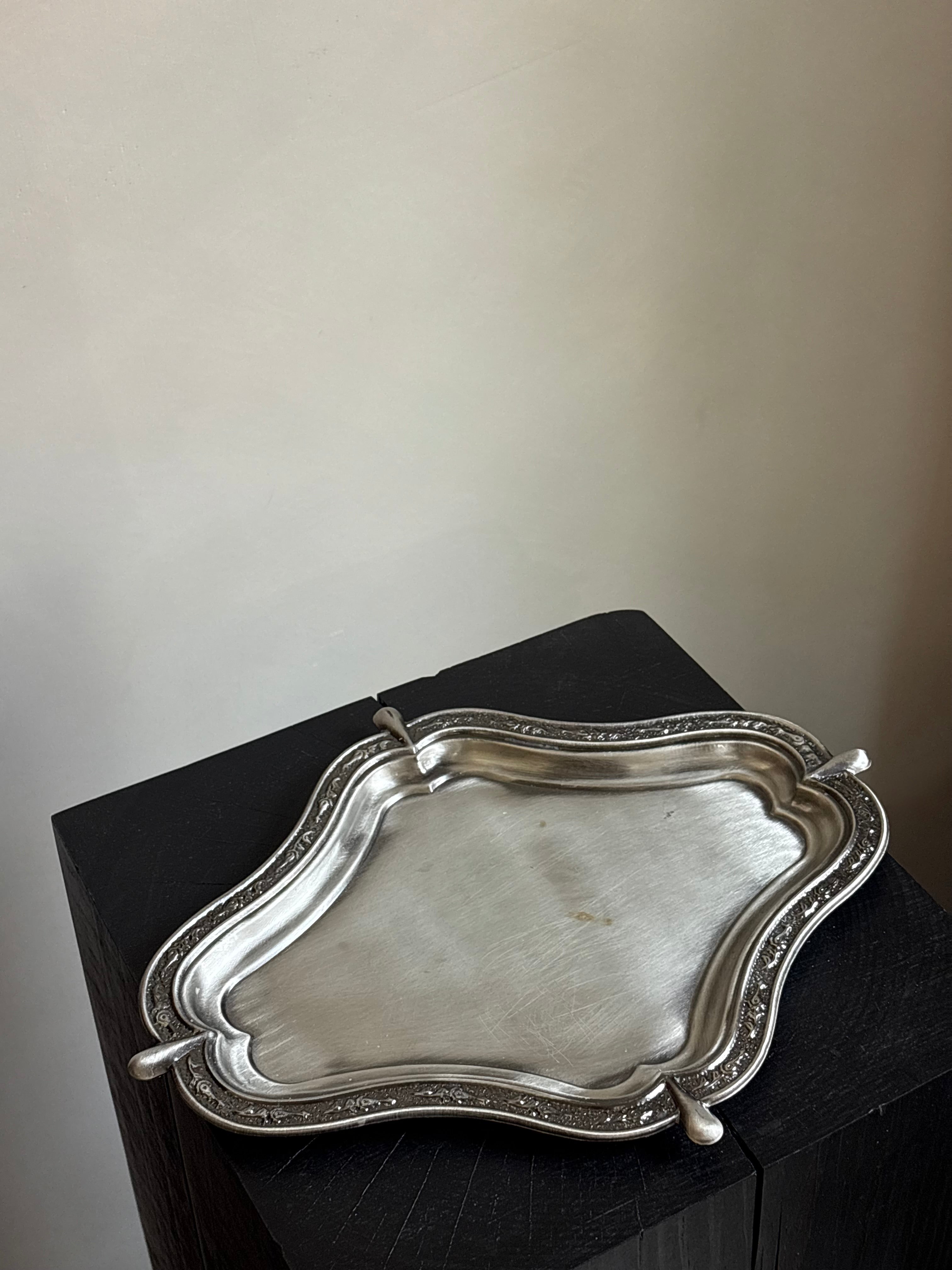 EMBOSSED METAL SCALLOPED TRAY