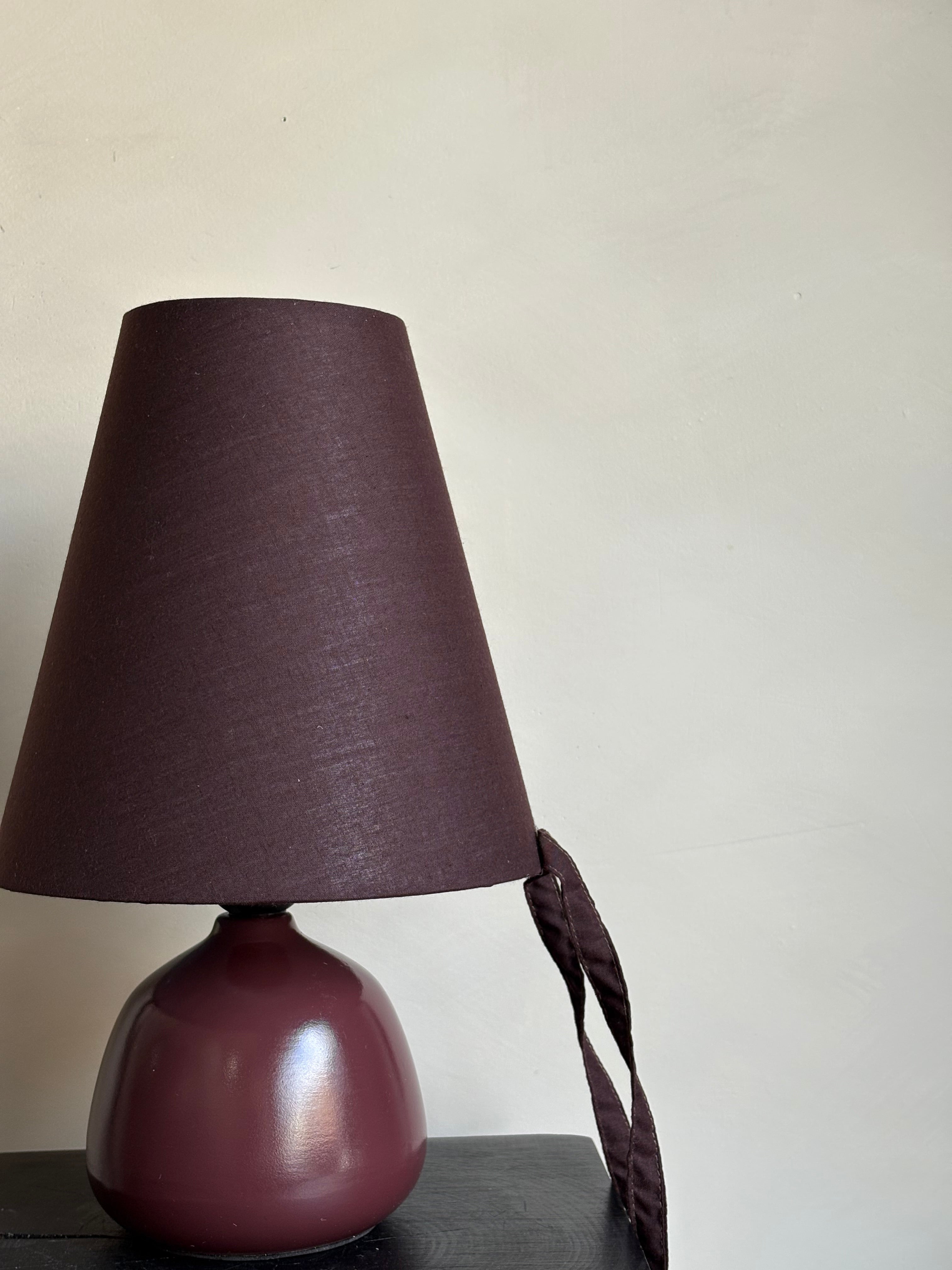 BURGUNDY TABLE LAMP WITH TASSELS