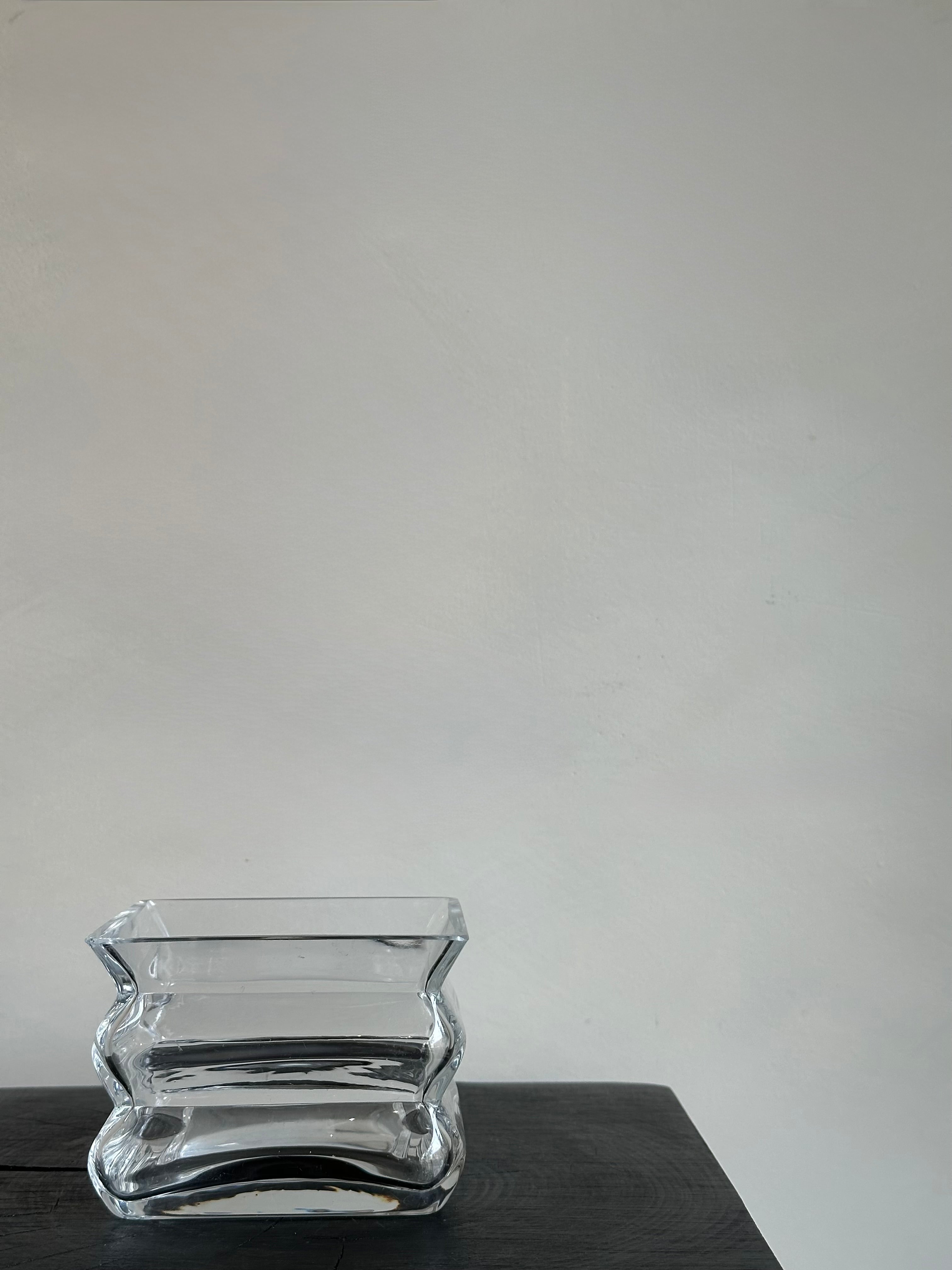 SHORT RIBBED GLASS VASE