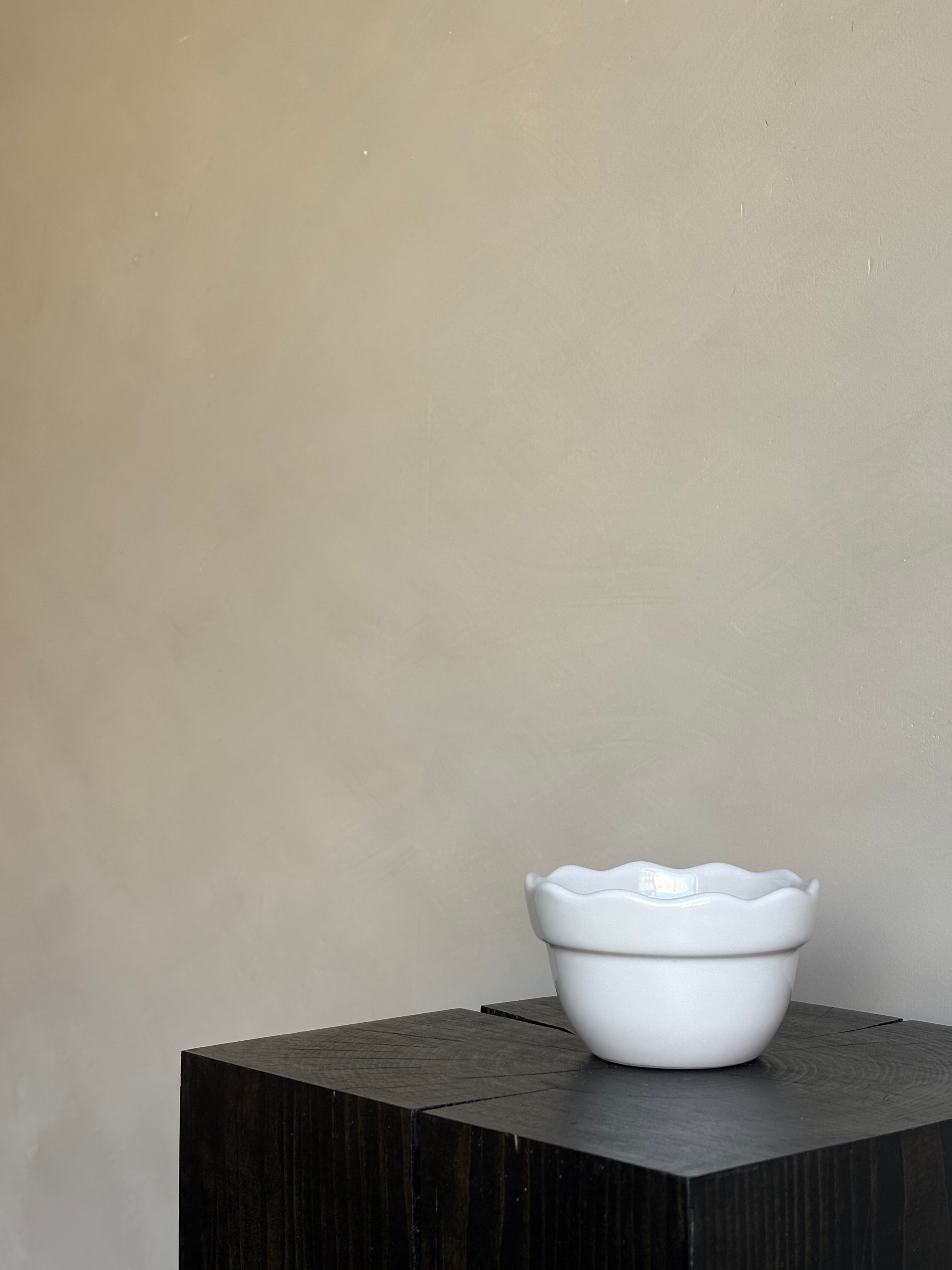 WHITE RUFFLED BOWL - SMALL