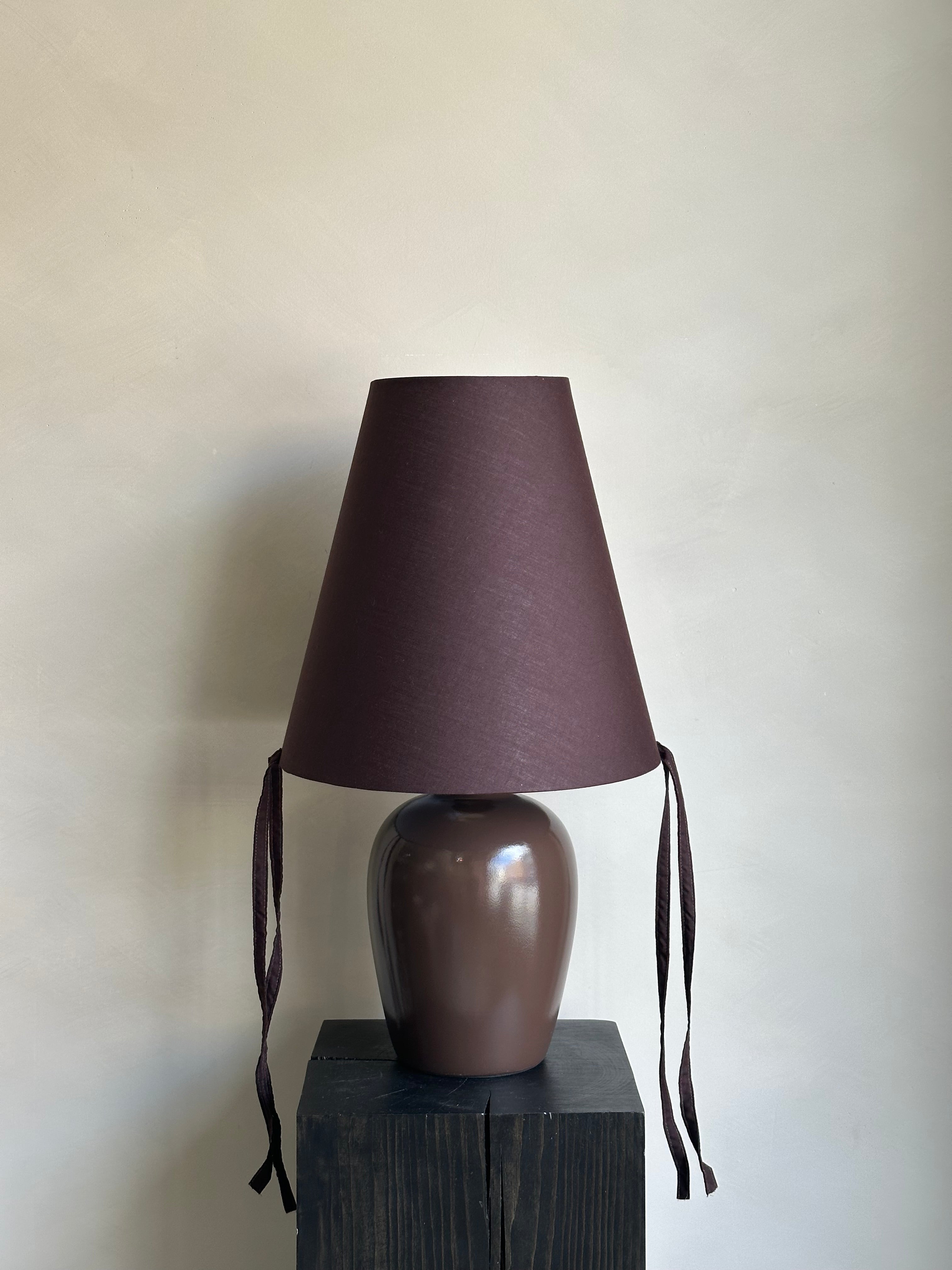 GRANDE BURGUNDY BROWN TABLE LAMP WITH TASSELS