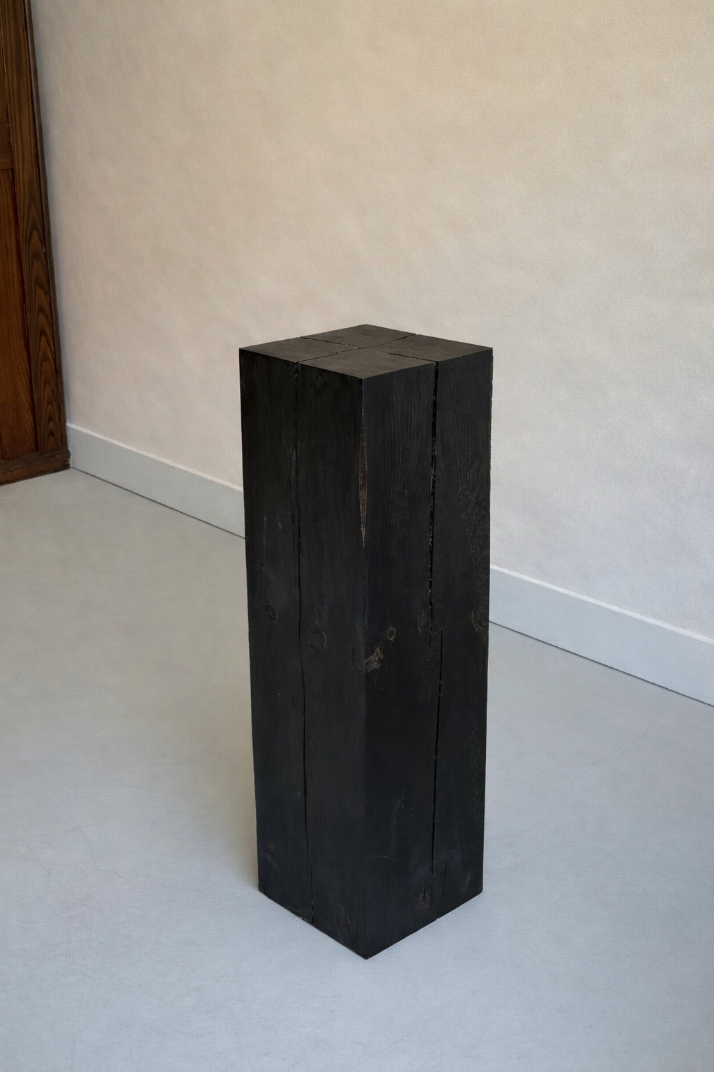 BLACK SOLID WOOD PEDESTAL