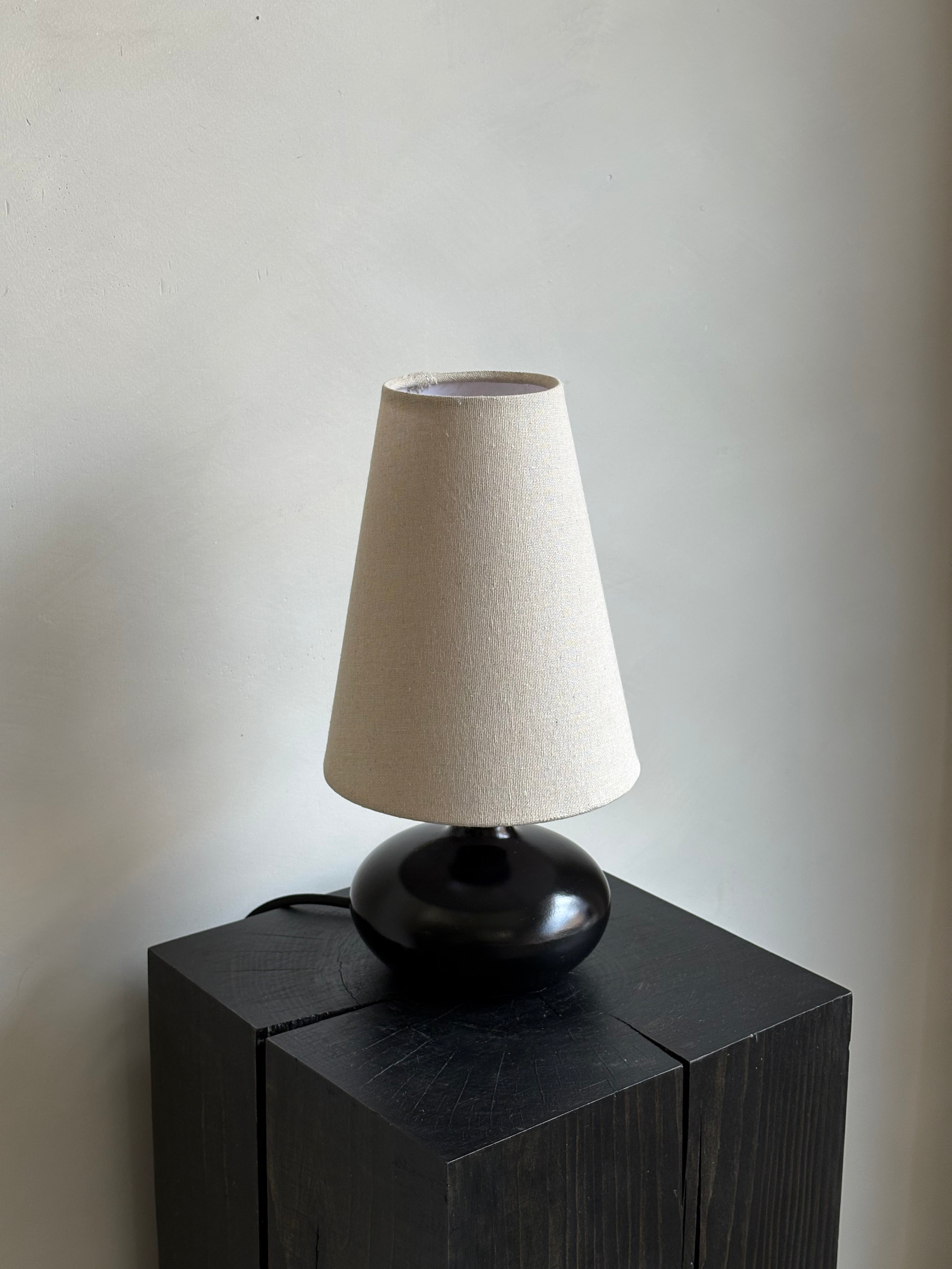 LINEN SMALL TABLE LAMP | NATURAL + LACQUERED BLACK
