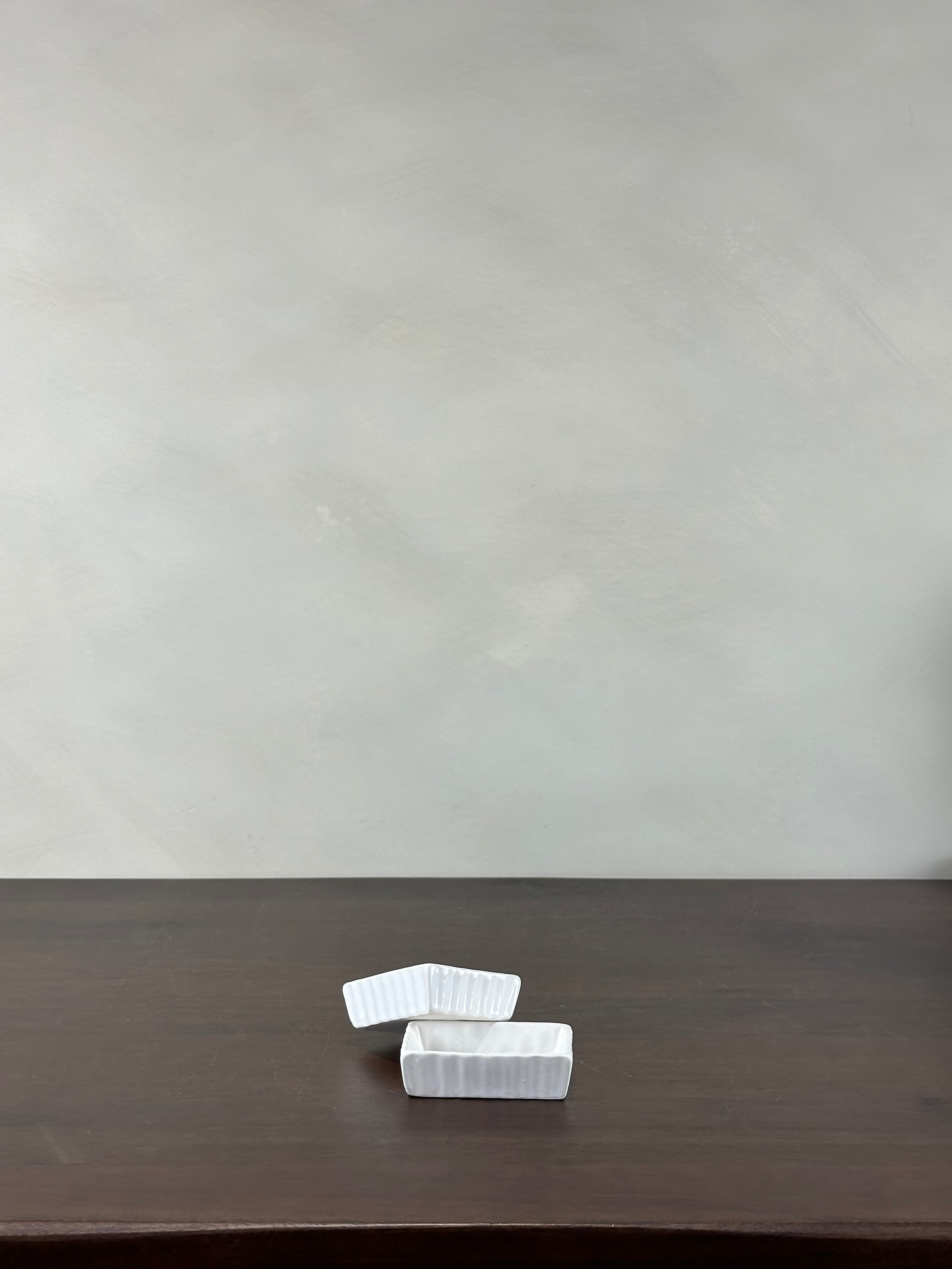 SMALL WHITE SAUCE DISH