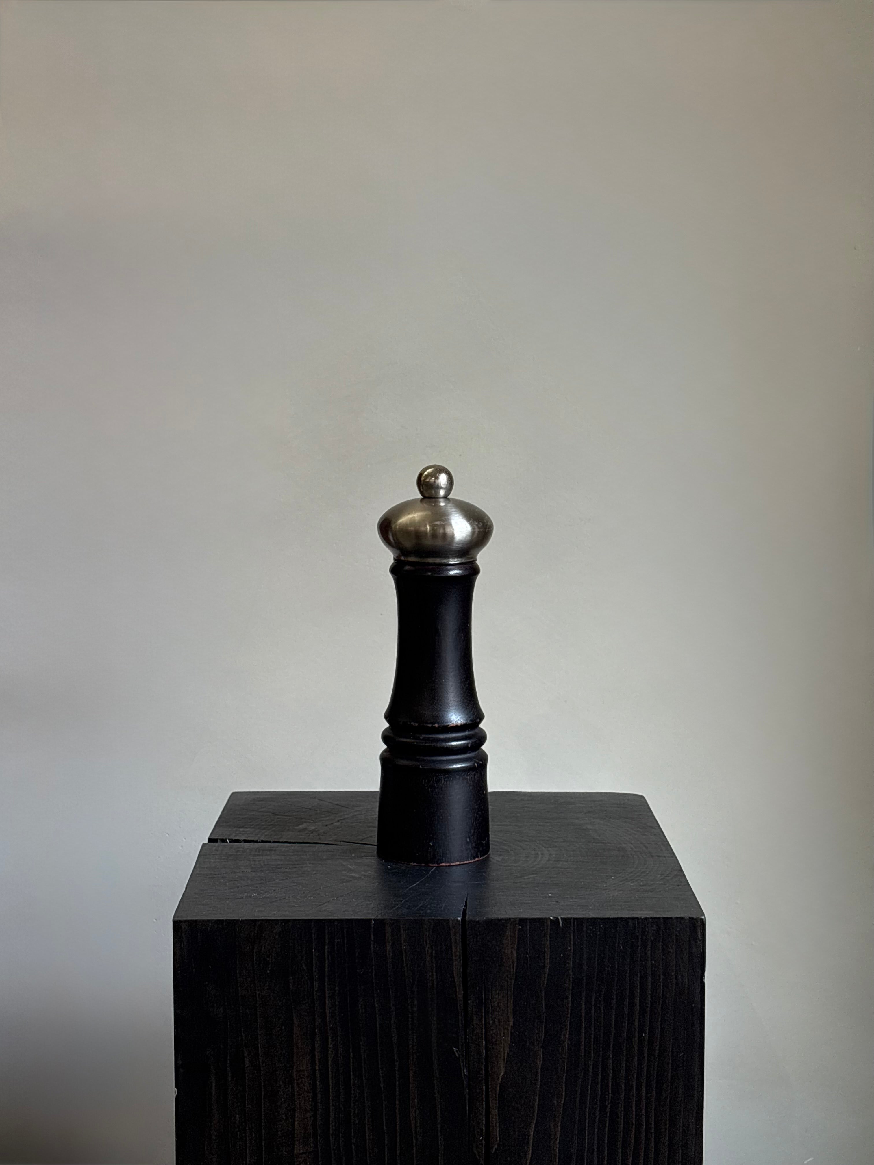BLACK WOODEN PEPPER GRINDER