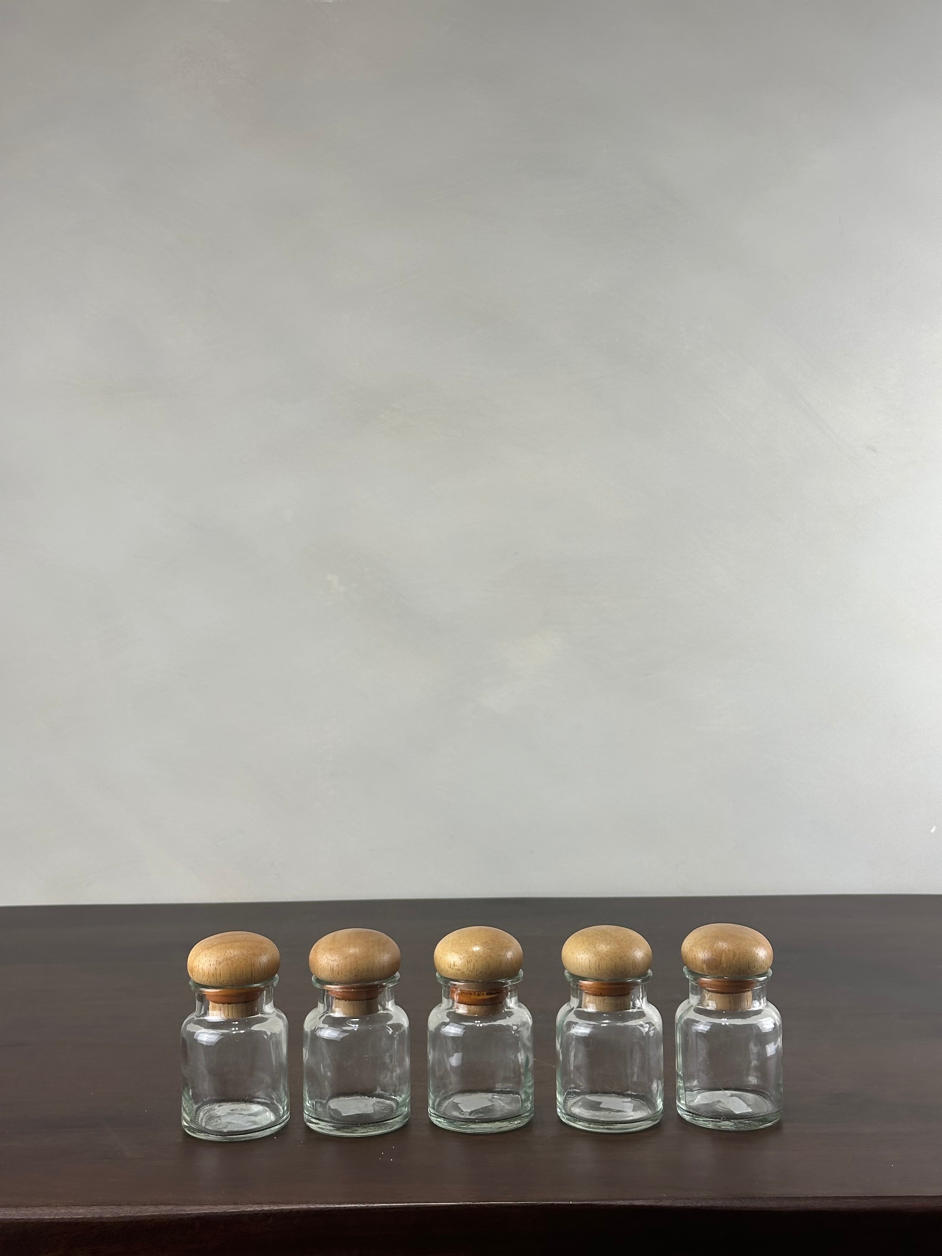 CLEAR JAR WITH WOODEN LID