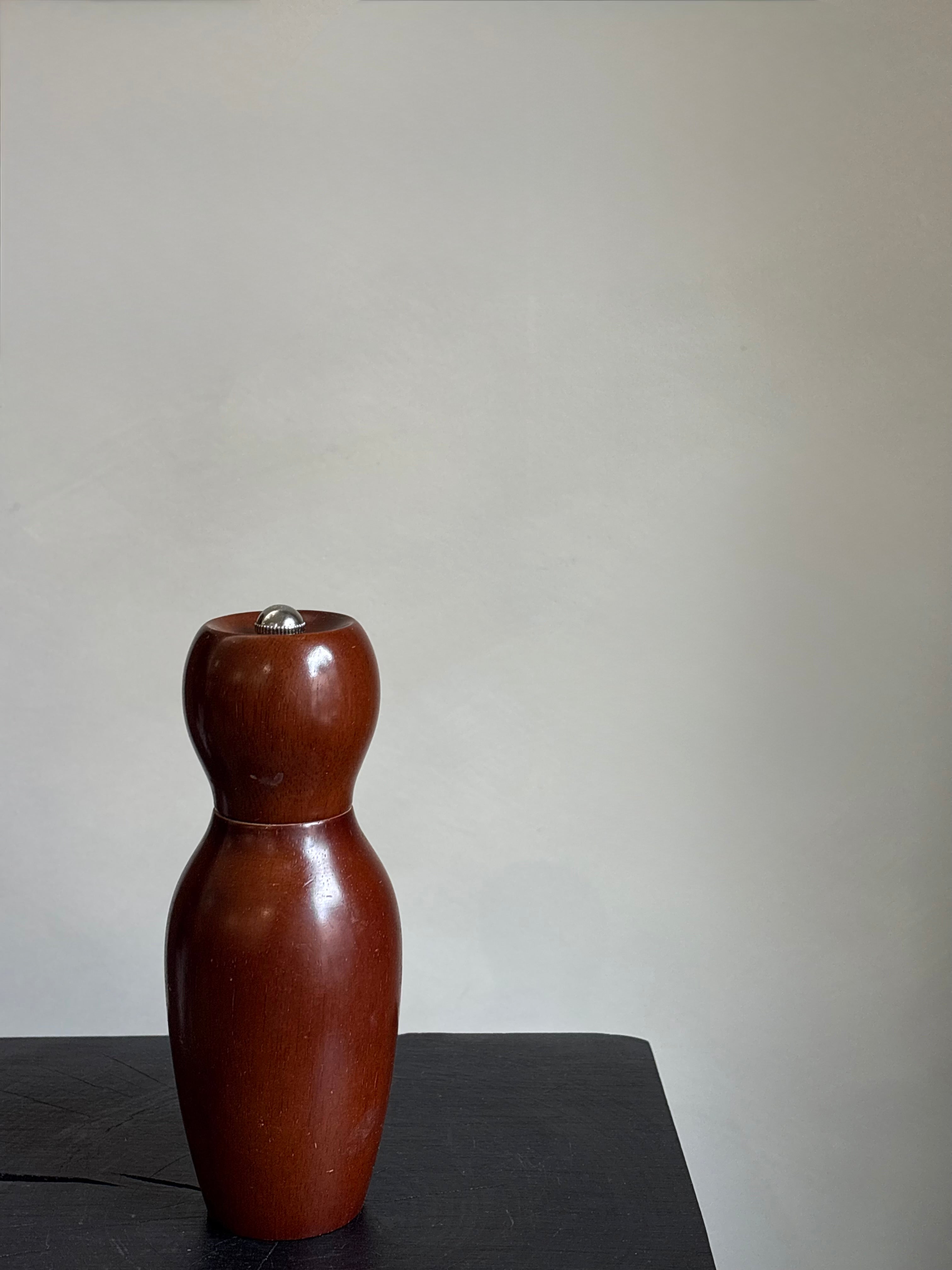MODERN WOODEN PEPPER GRINDER