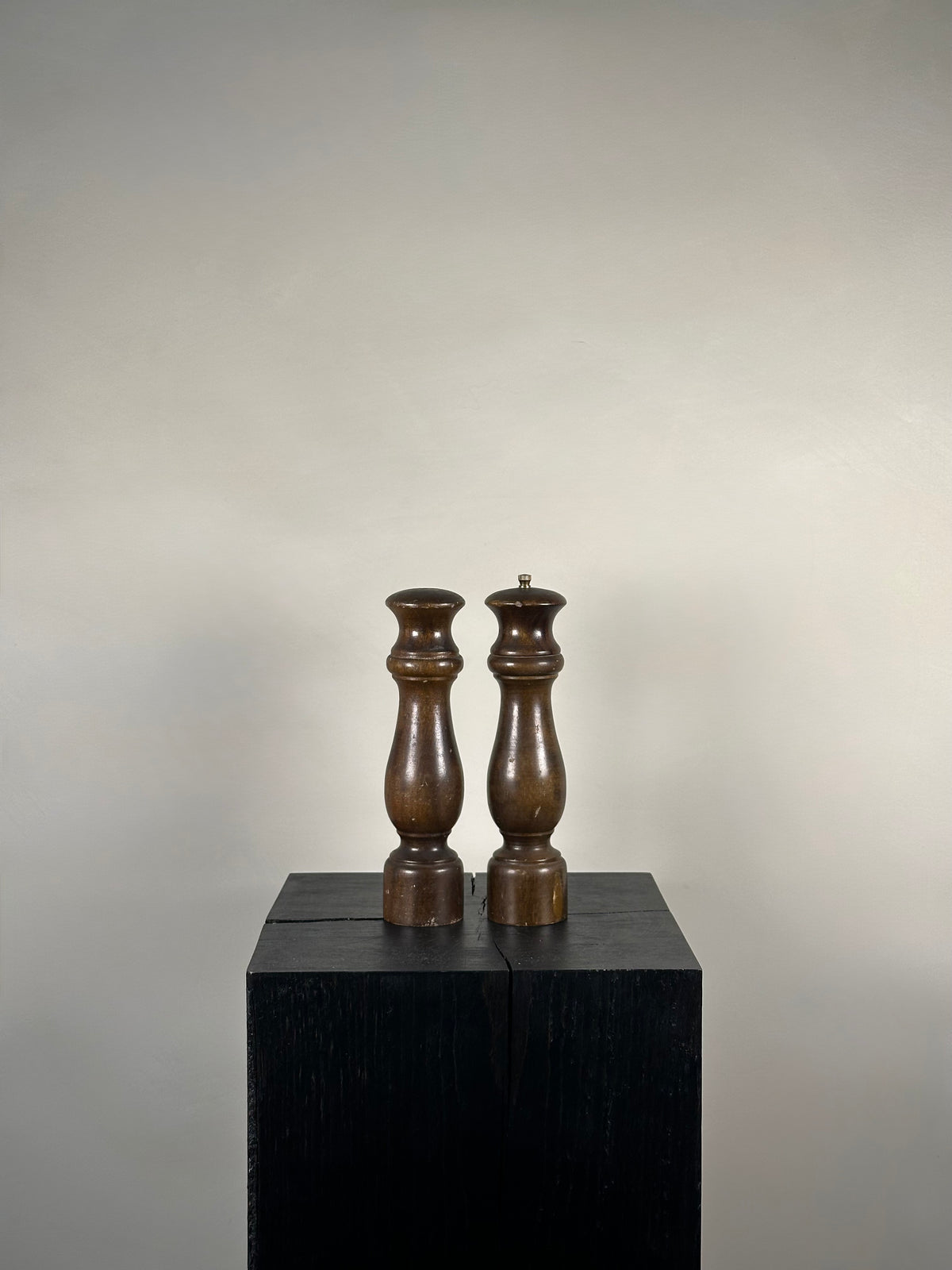 CLASSIC WOODEN SALT AND PEPPER SHAKER SET
