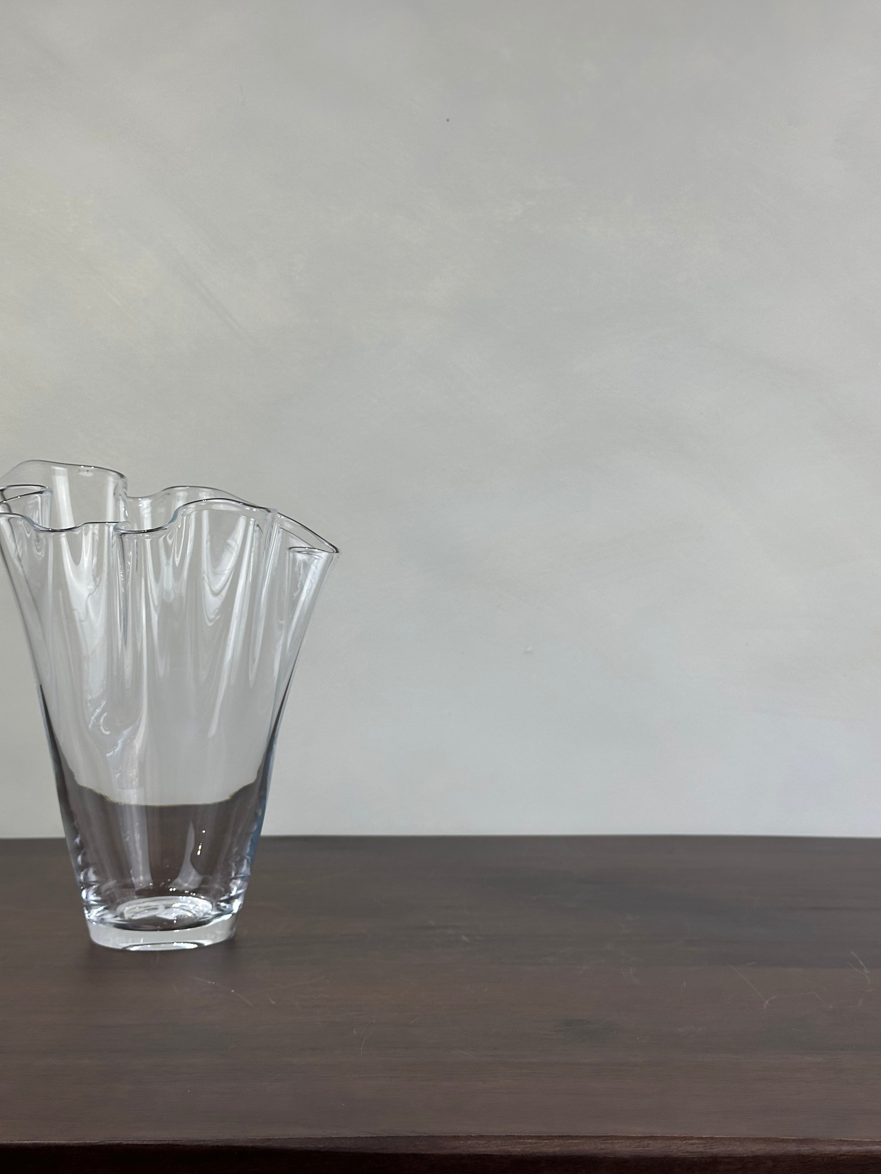 RUFFLED GLASS VASE