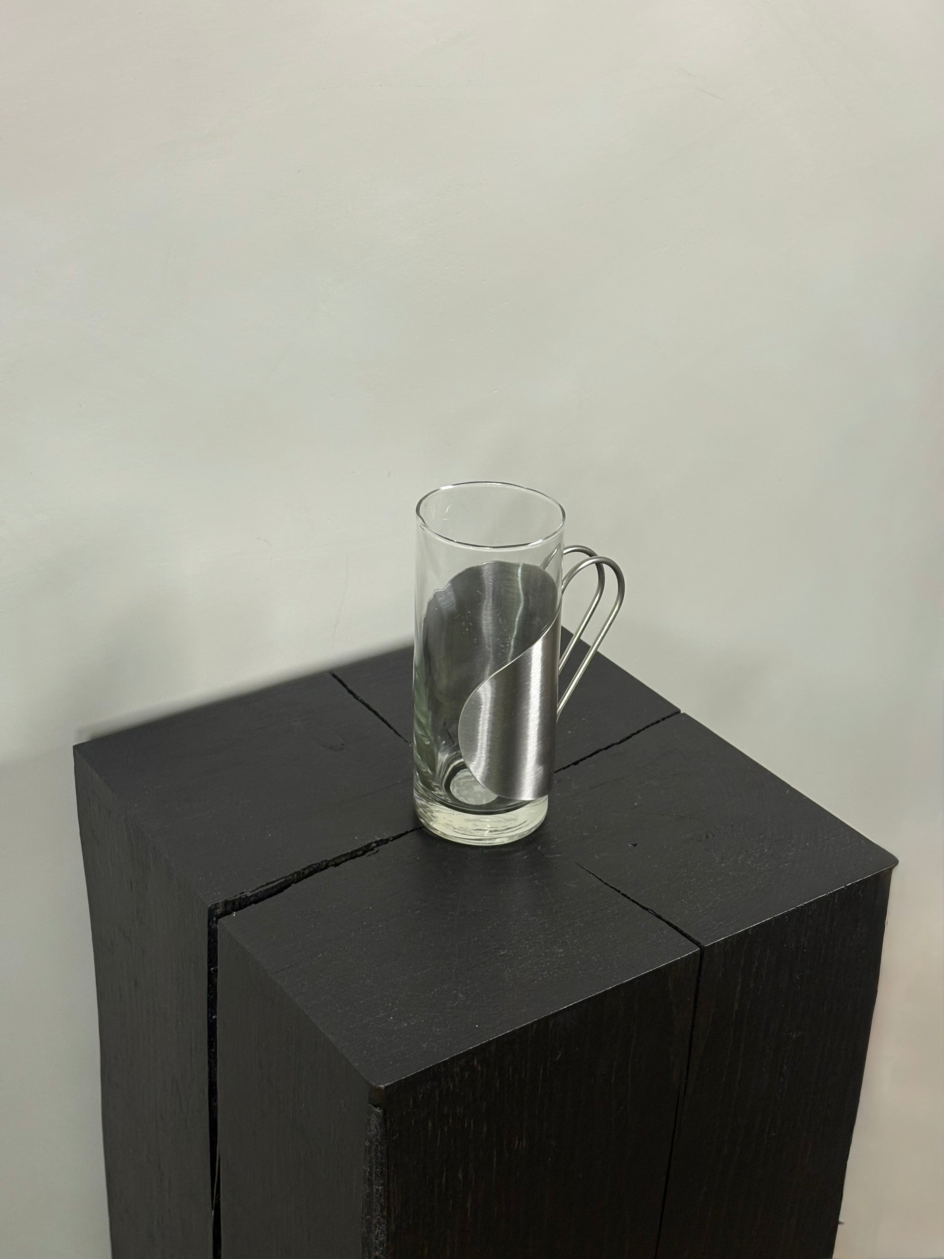 TALL GLASS MUG WITH SLIVER SLEEVE