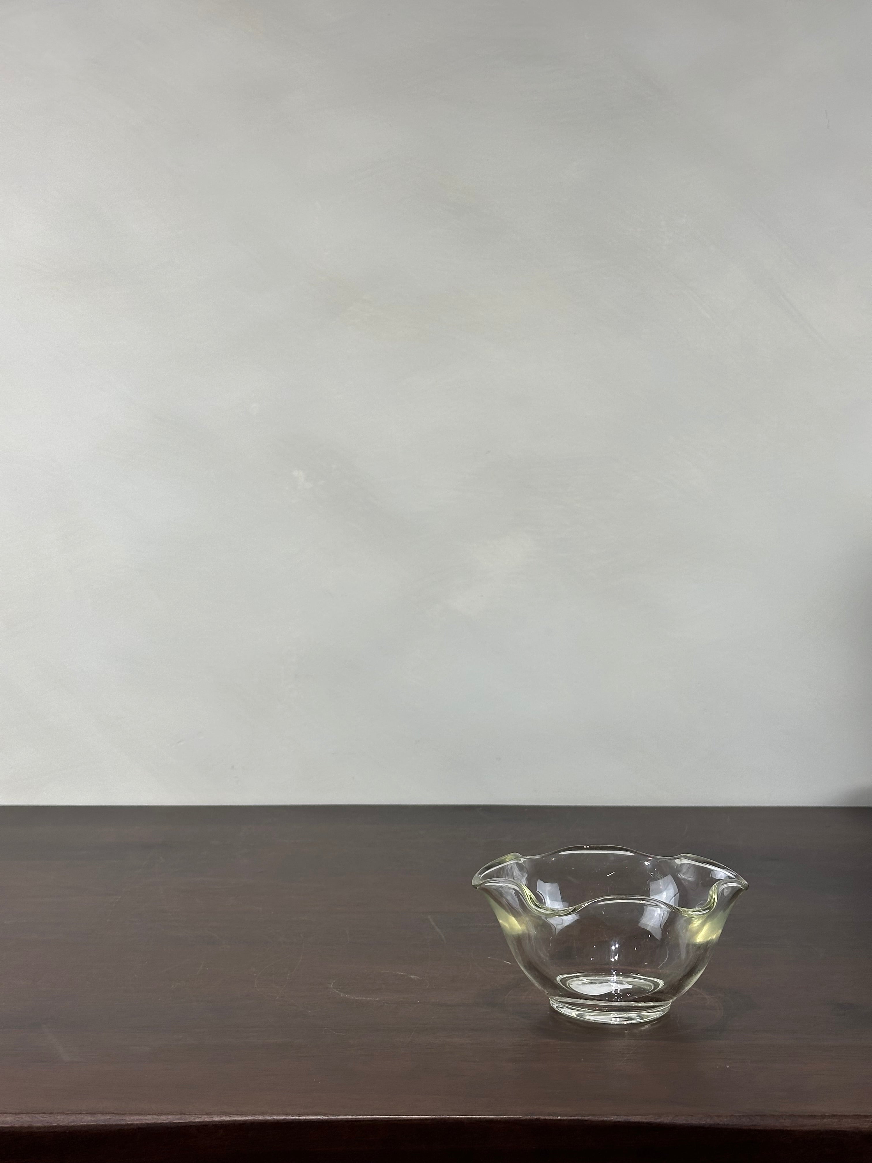 RUFFLED GLASS BOWL