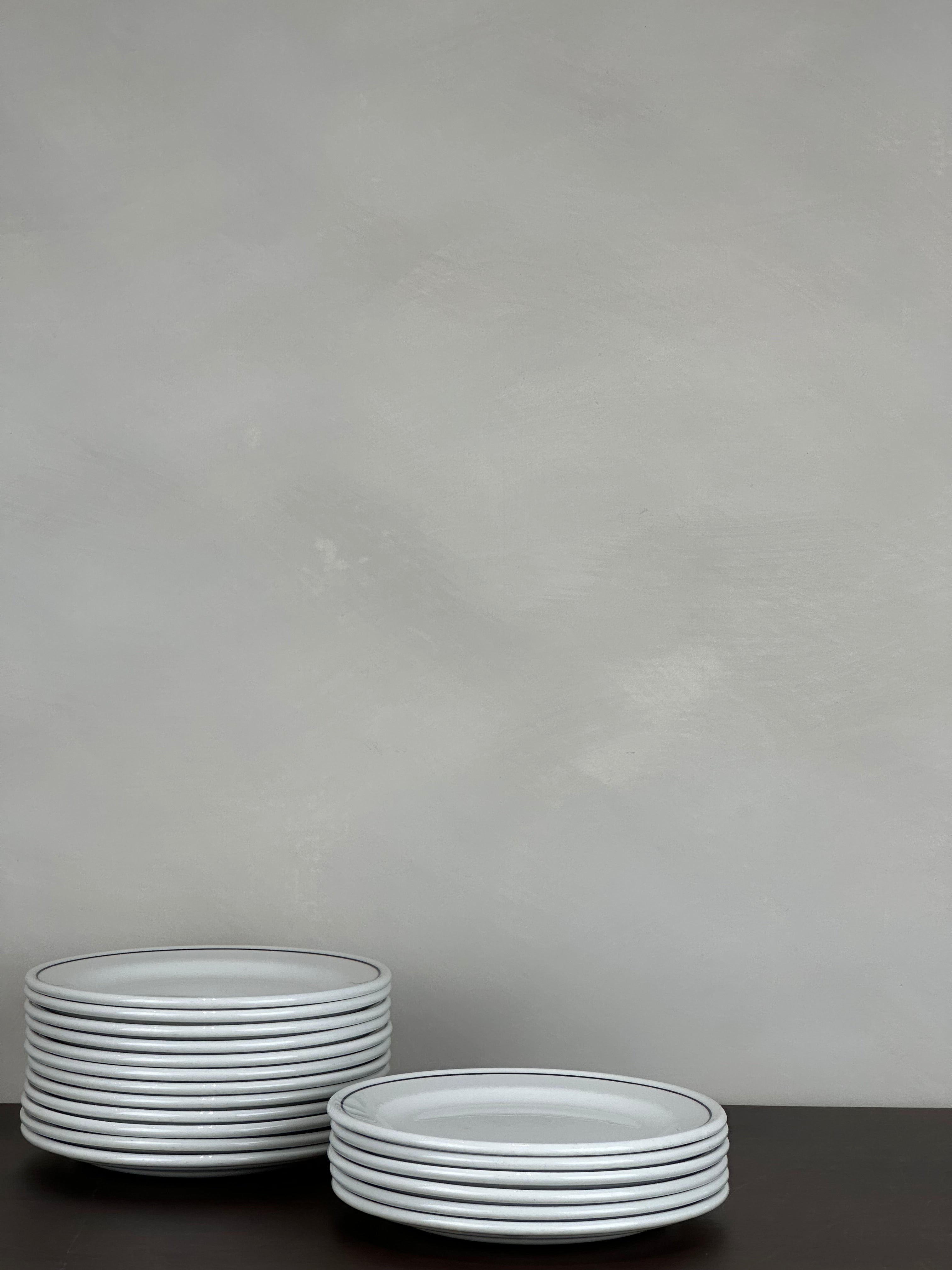 SMALL BLACK RIMMED PLATE