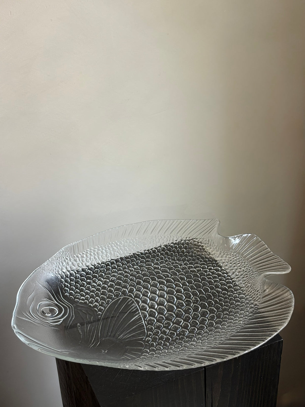 VINTAGE TEXTURED GLASS FISH SERVING PLATE