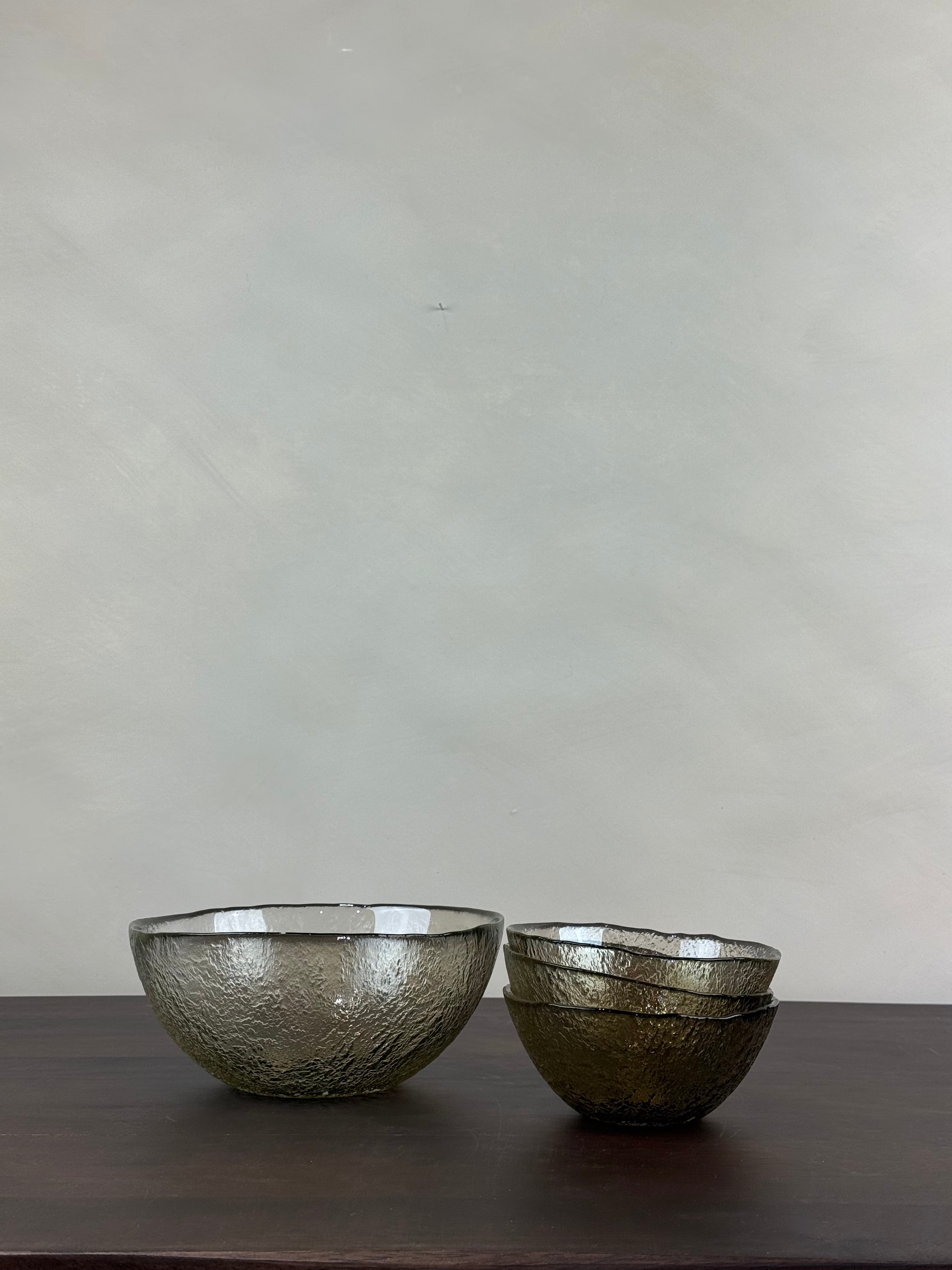TEXTURED GLASS BOWL