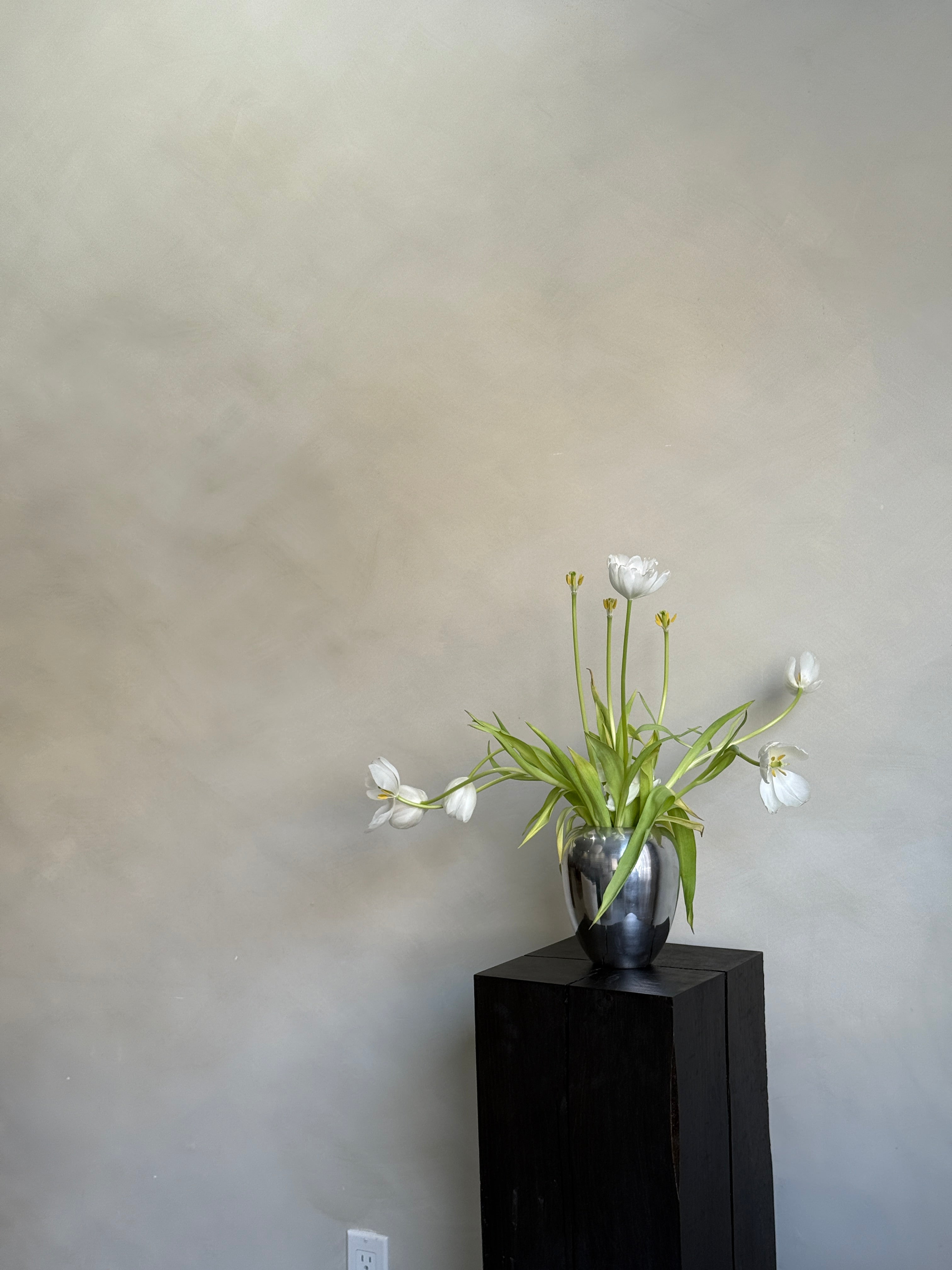 BLACK SOLID WOOD PEDESTAL