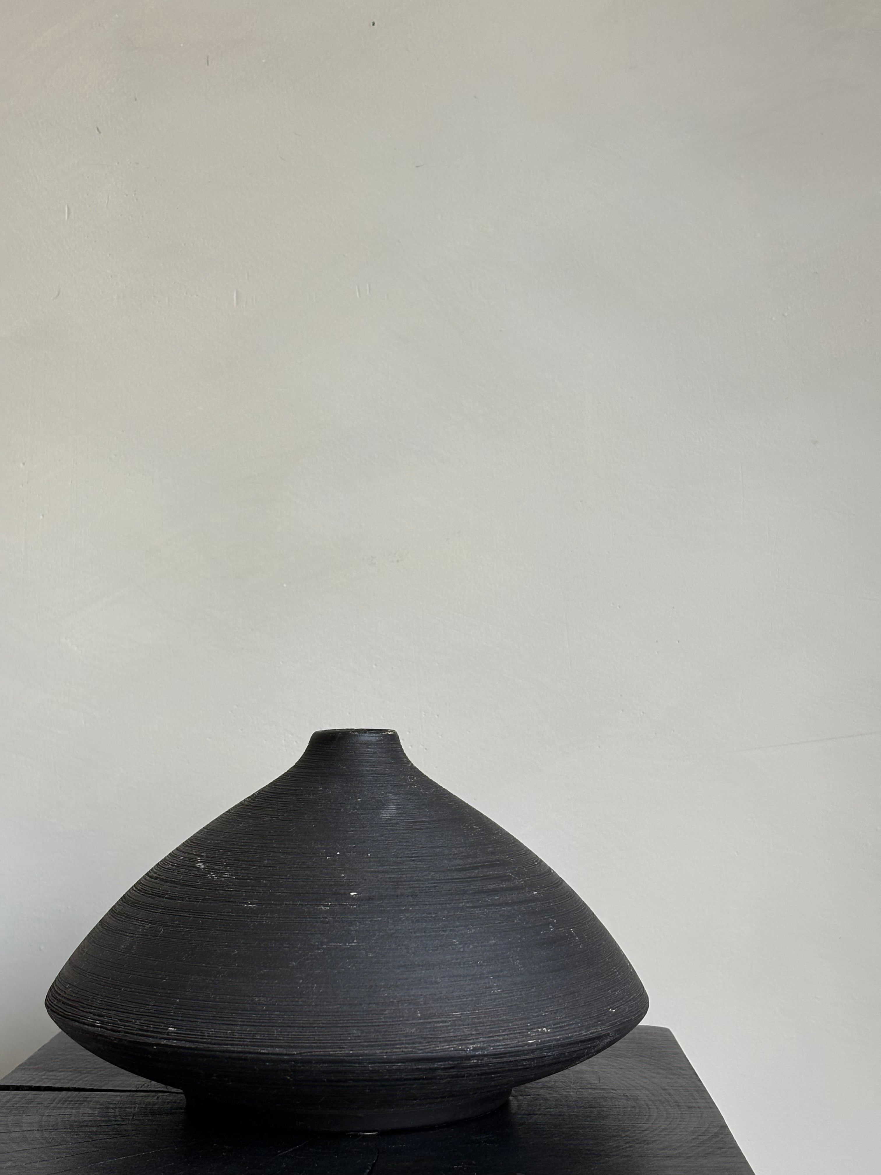 BLACK PYRAMID VASE
