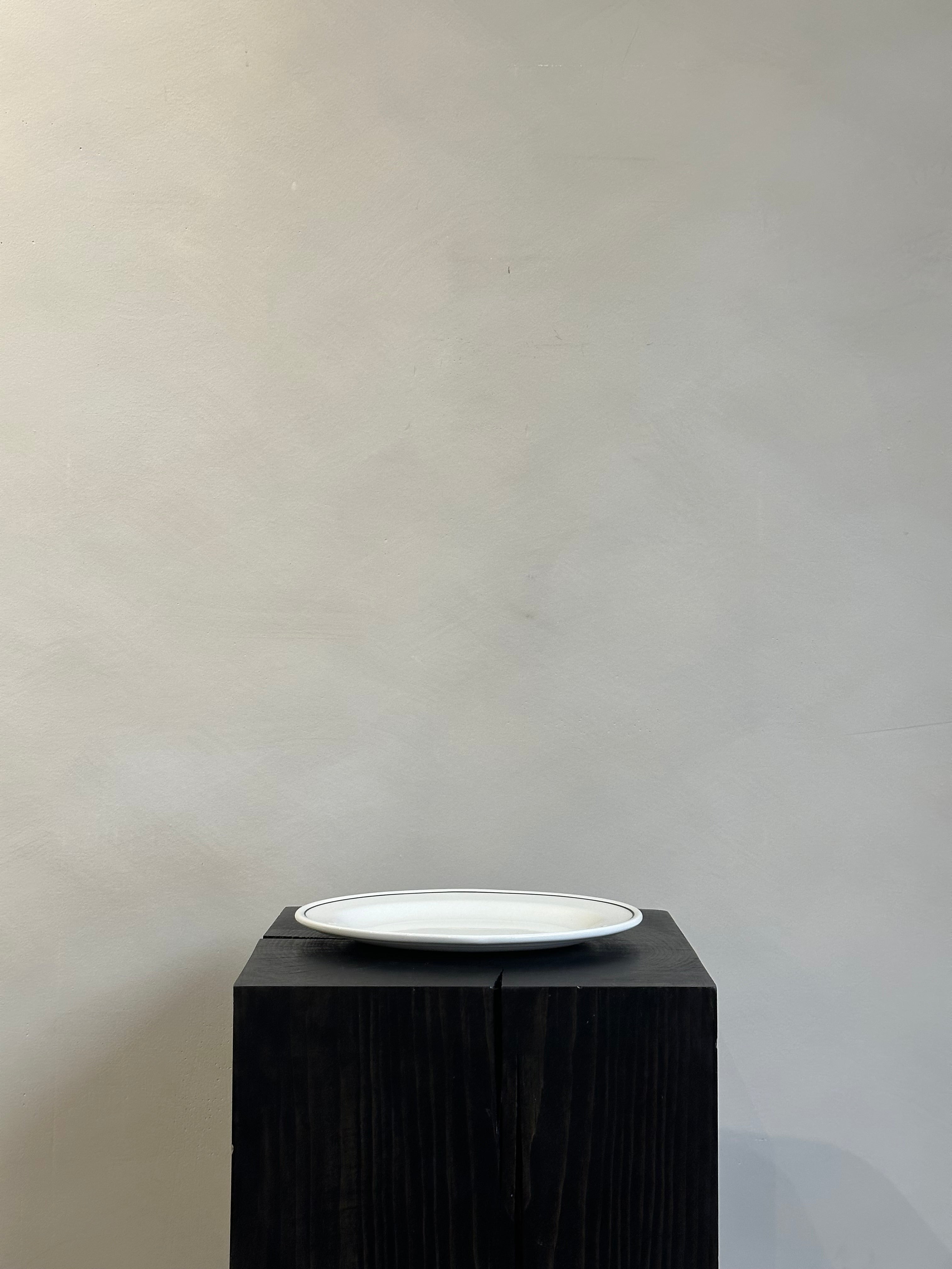 BLACK + WHITE OVAL PLATE