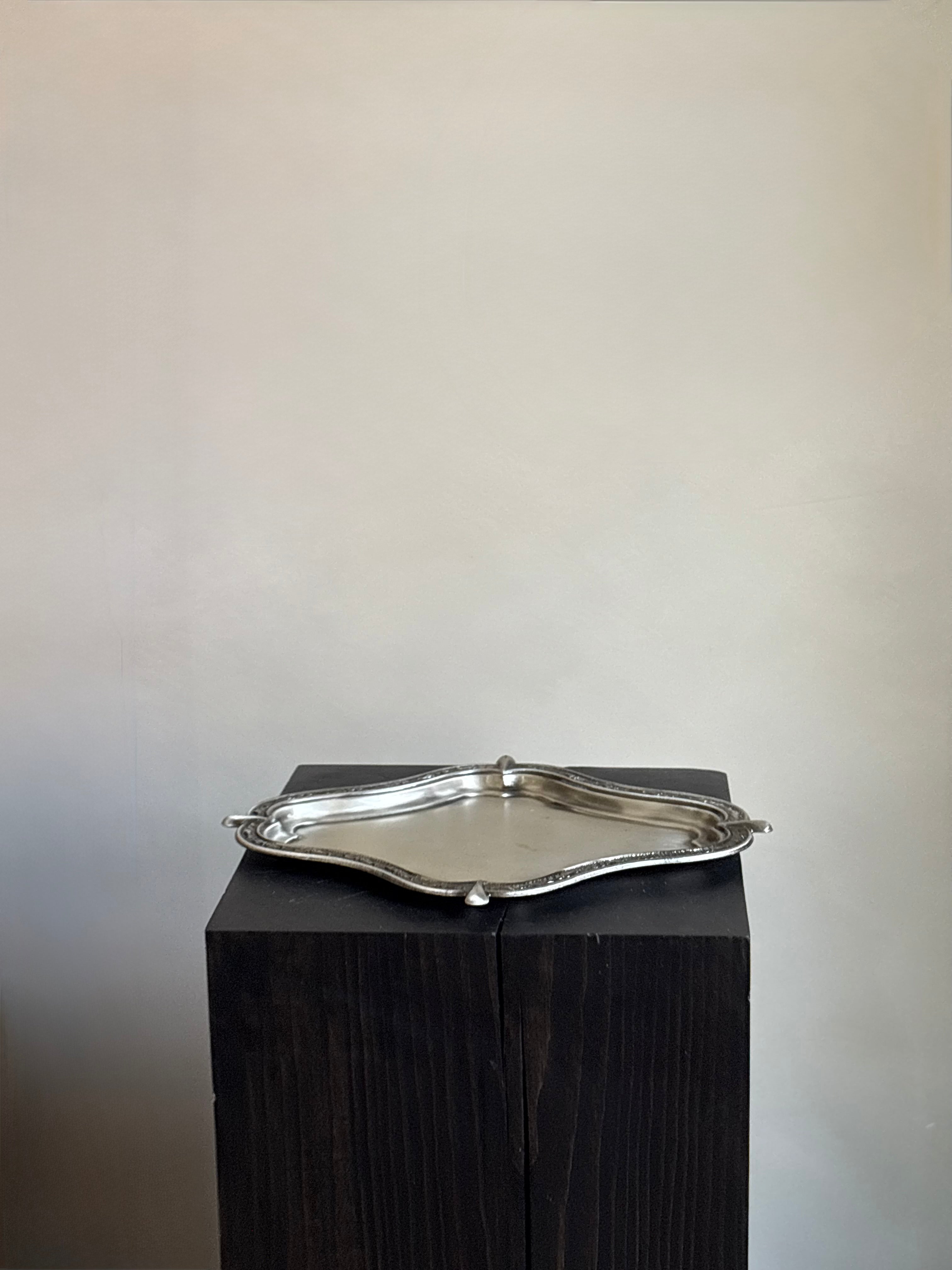 EMBOSSED METAL SCALLOPED TRAY