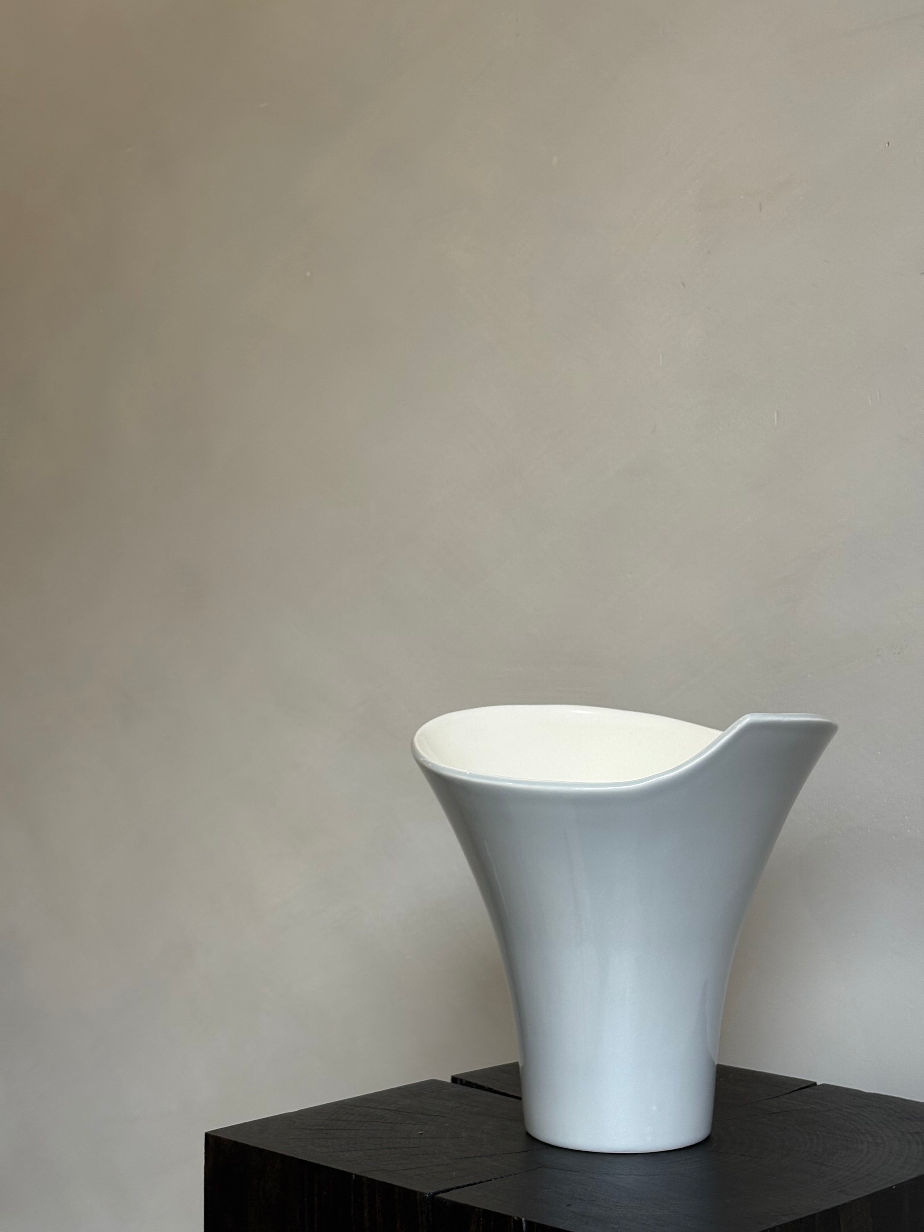 CREAM GREY WAVY VASE