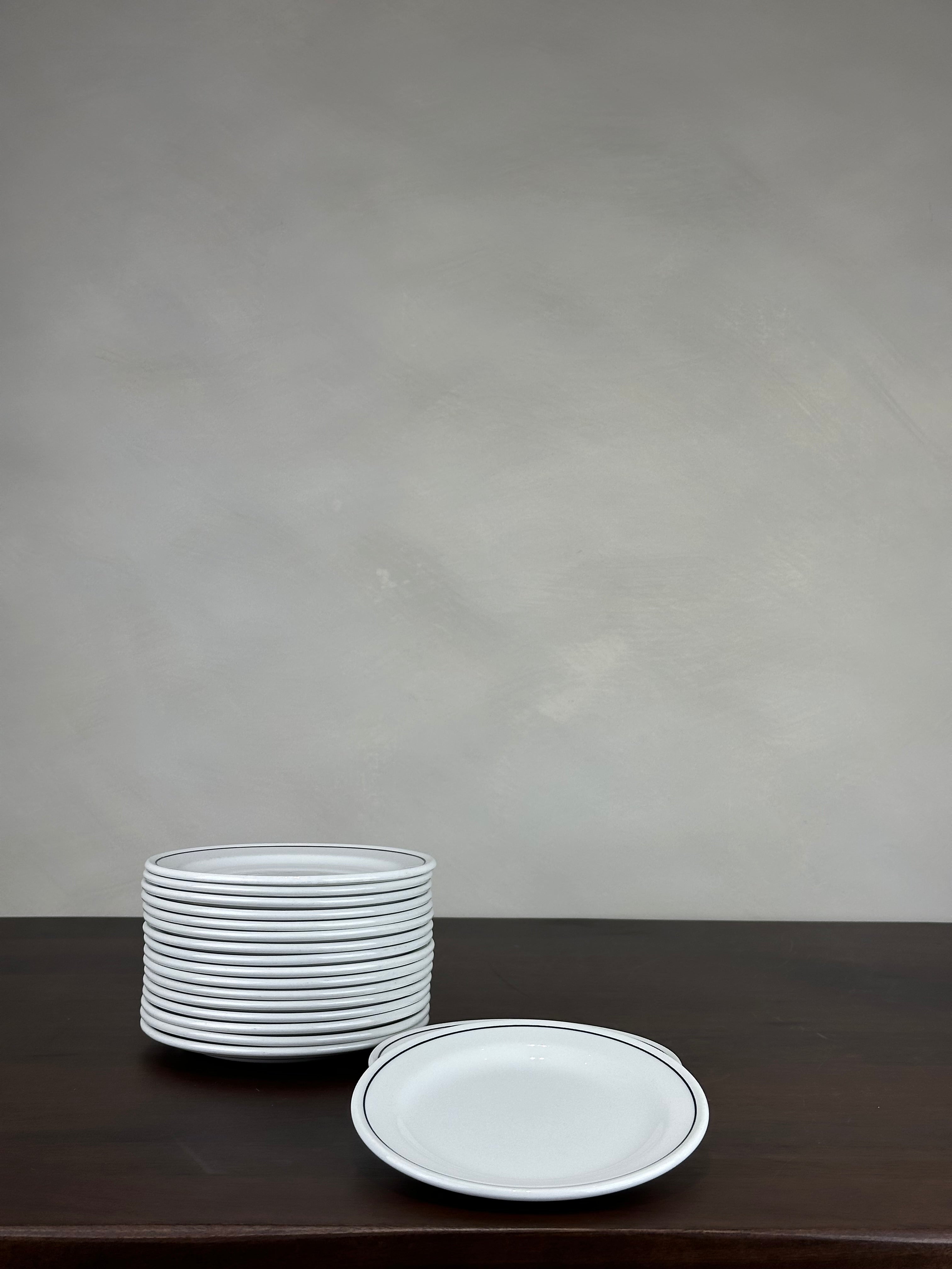 SMALL BLACK RIMMED PLATE