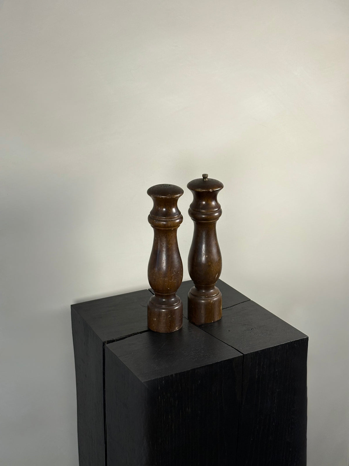 CLASSIC WOODEN SALT AND PEPPER SHAKER SET