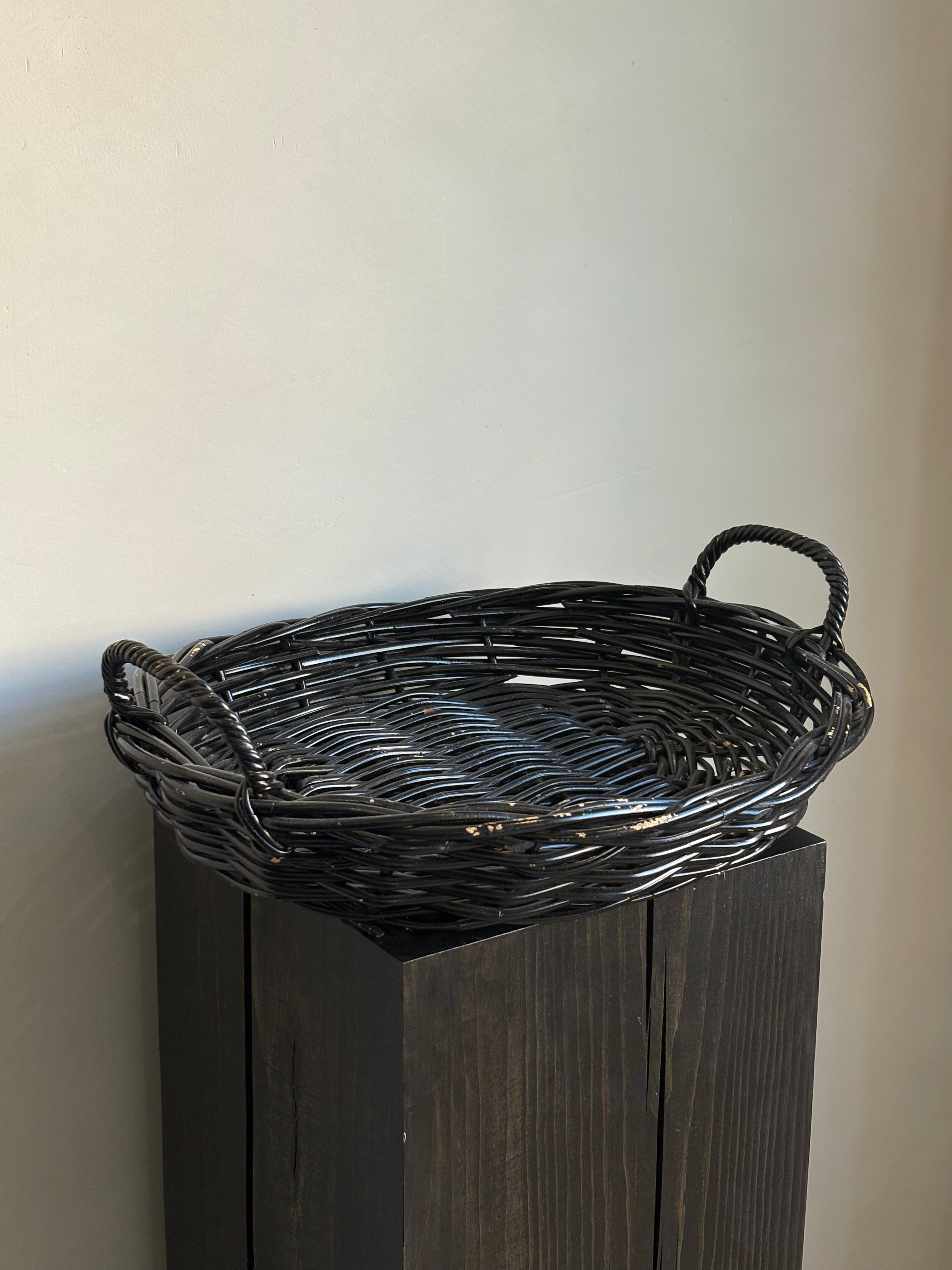 BLACK OVAL BASKET