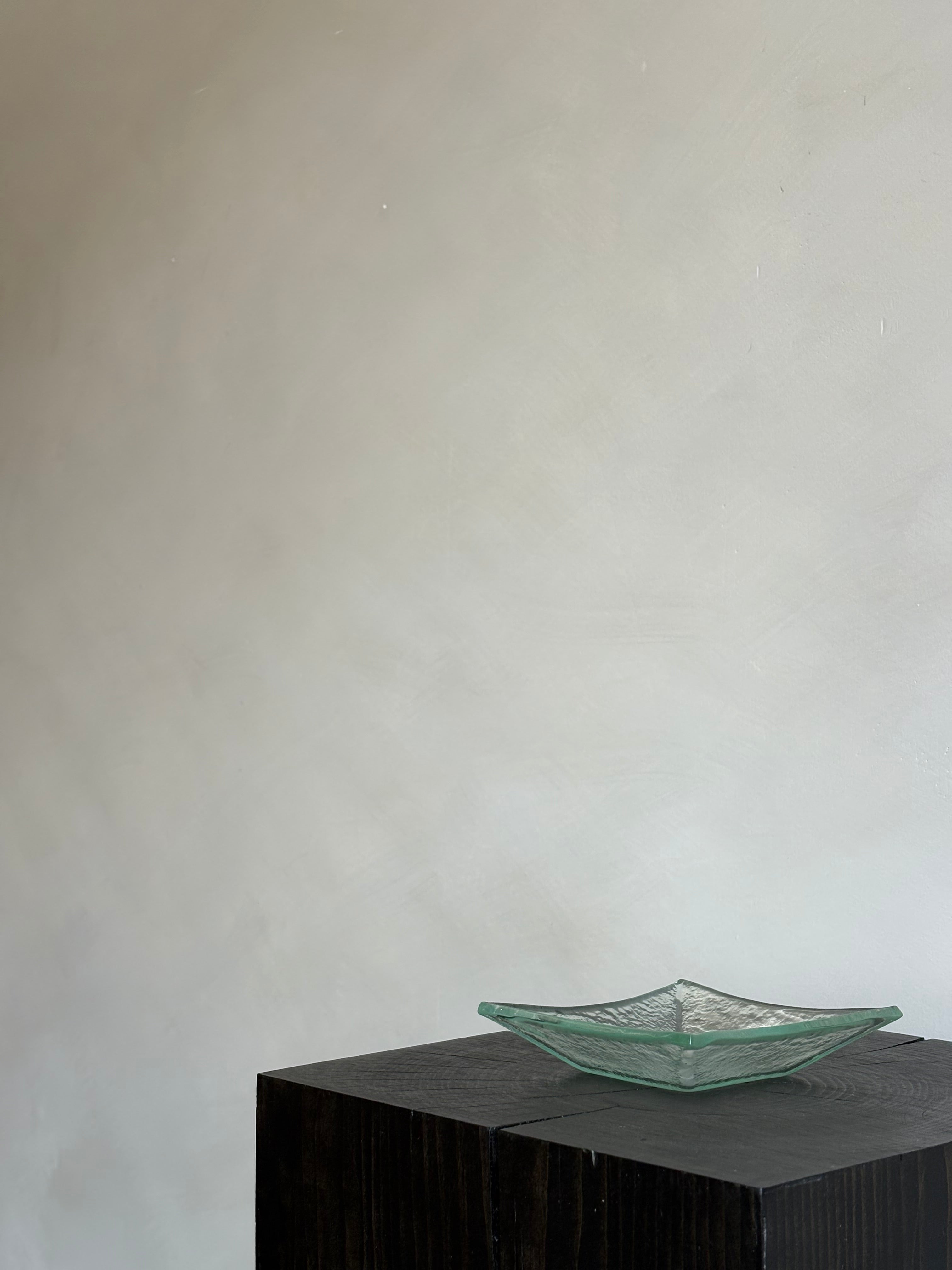 CLEAR GLASS DISH