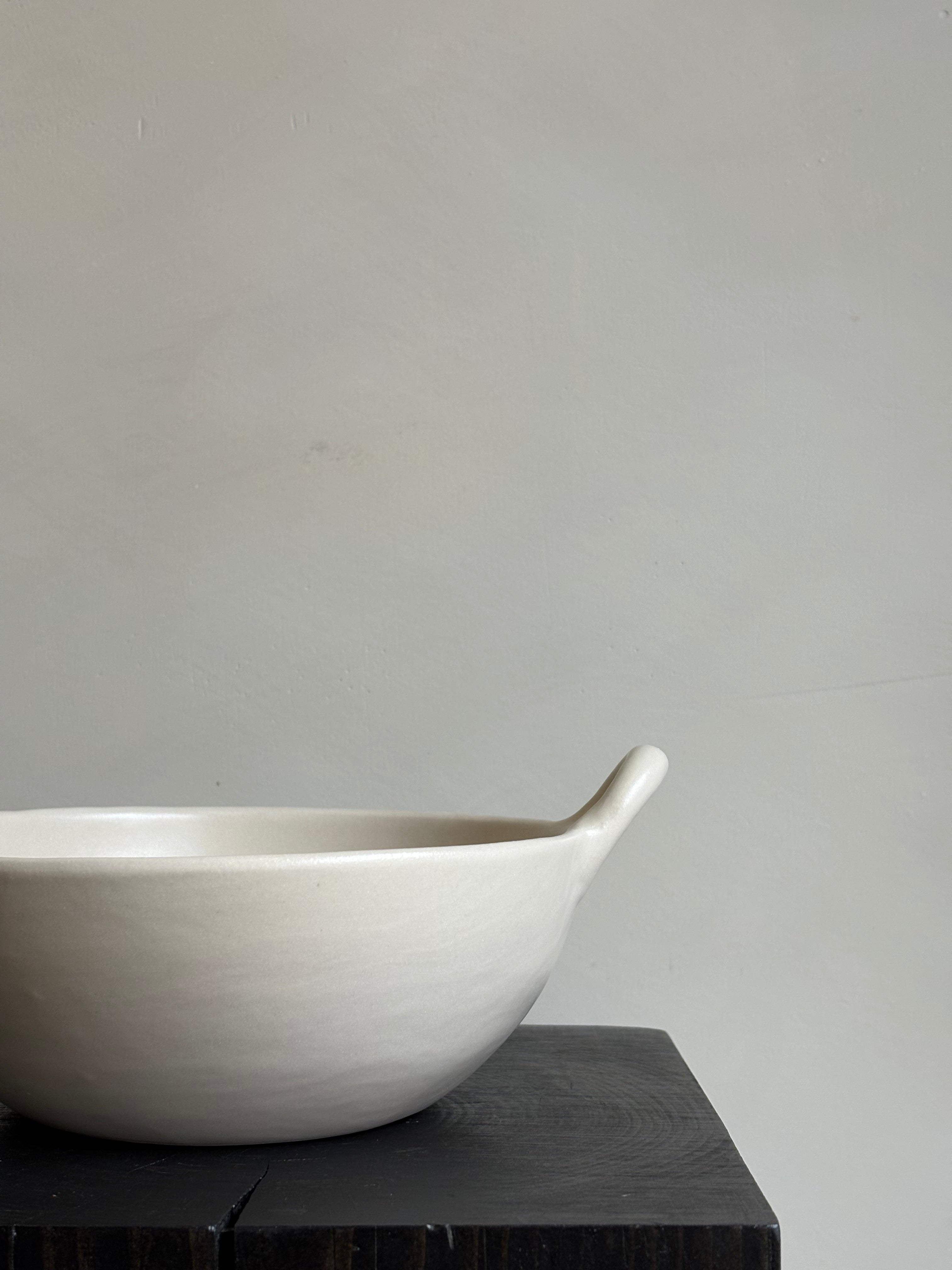 STONEWARE BOWL WITH HANDLES