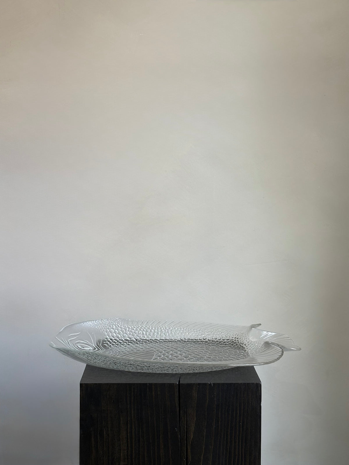 VINTAGE TEXTURED GLASS FISH SERVING PLATE