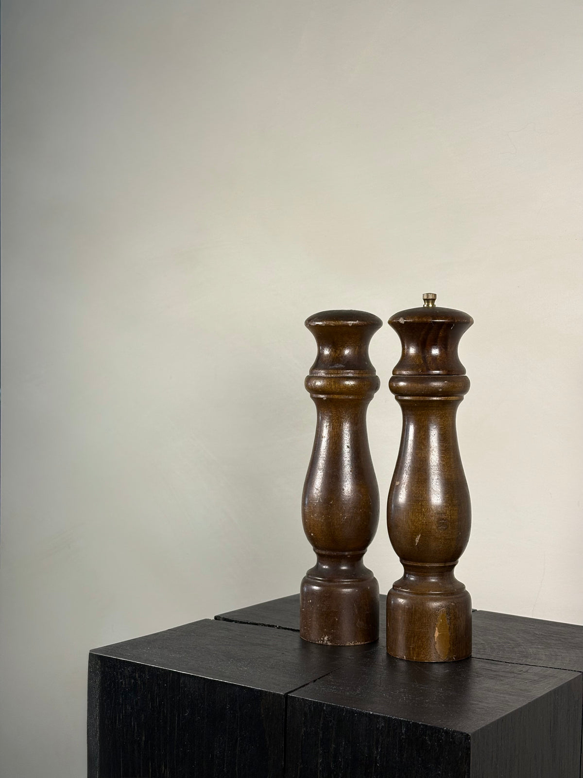 CLASSIC WOODEN SALT AND PEPPER SHAKER SET
