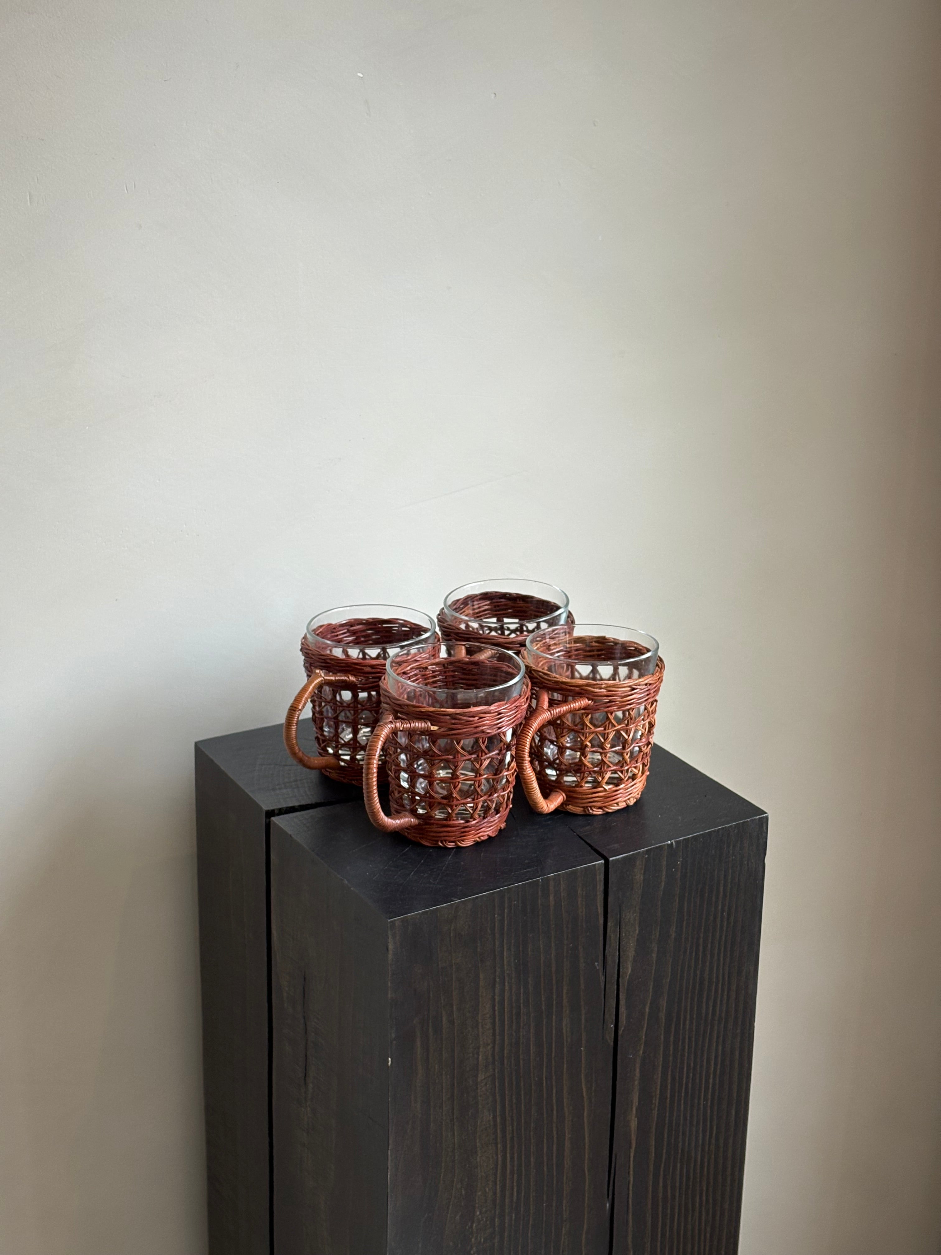 WICKER SLEEVED MUG SET