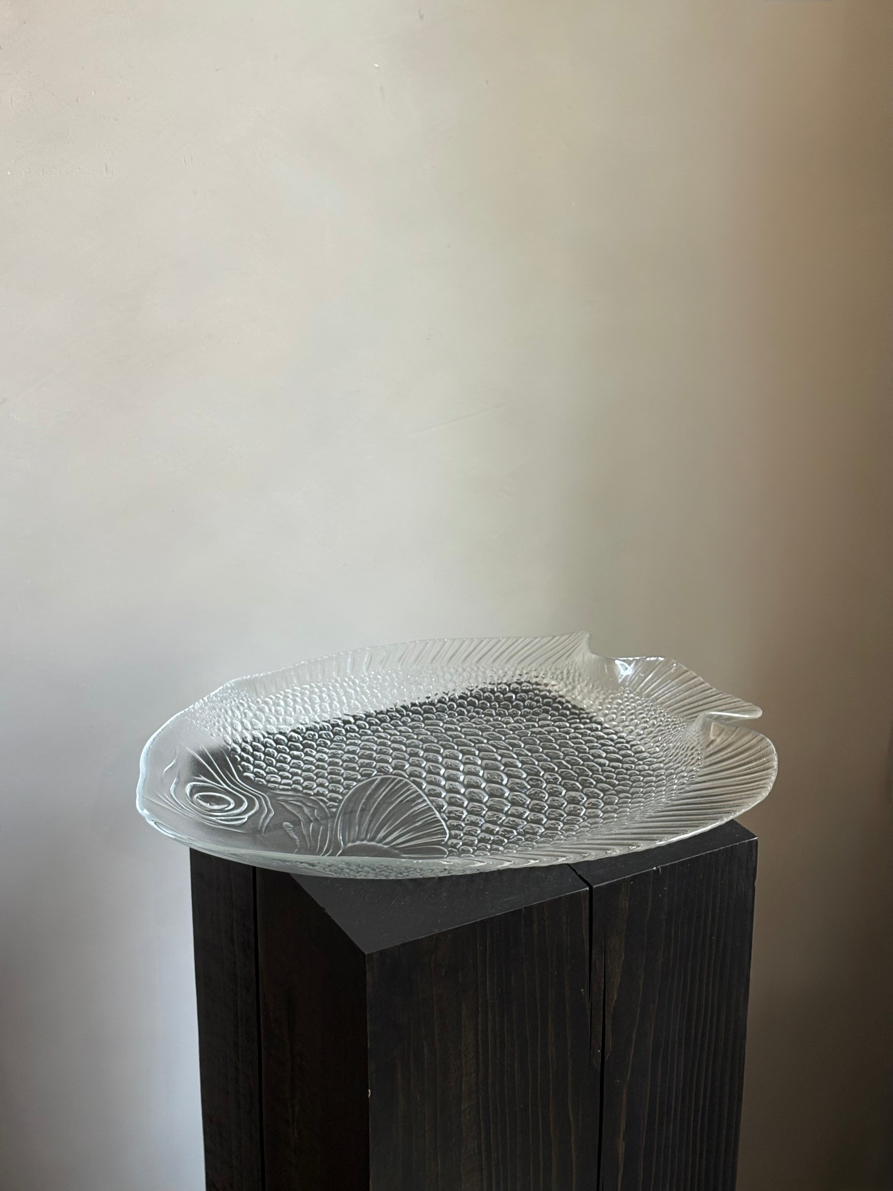 VINTAGE TEXTURED GLASS FISH SERVING PLATE