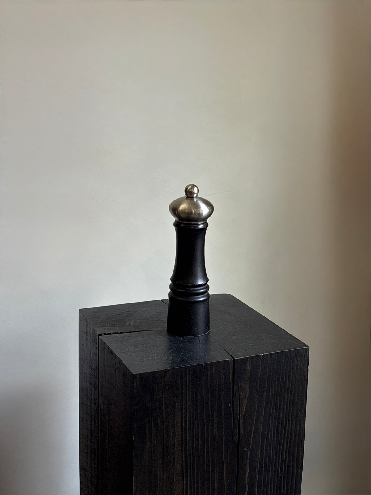BLACK WOODEN PEPPER GRINDER