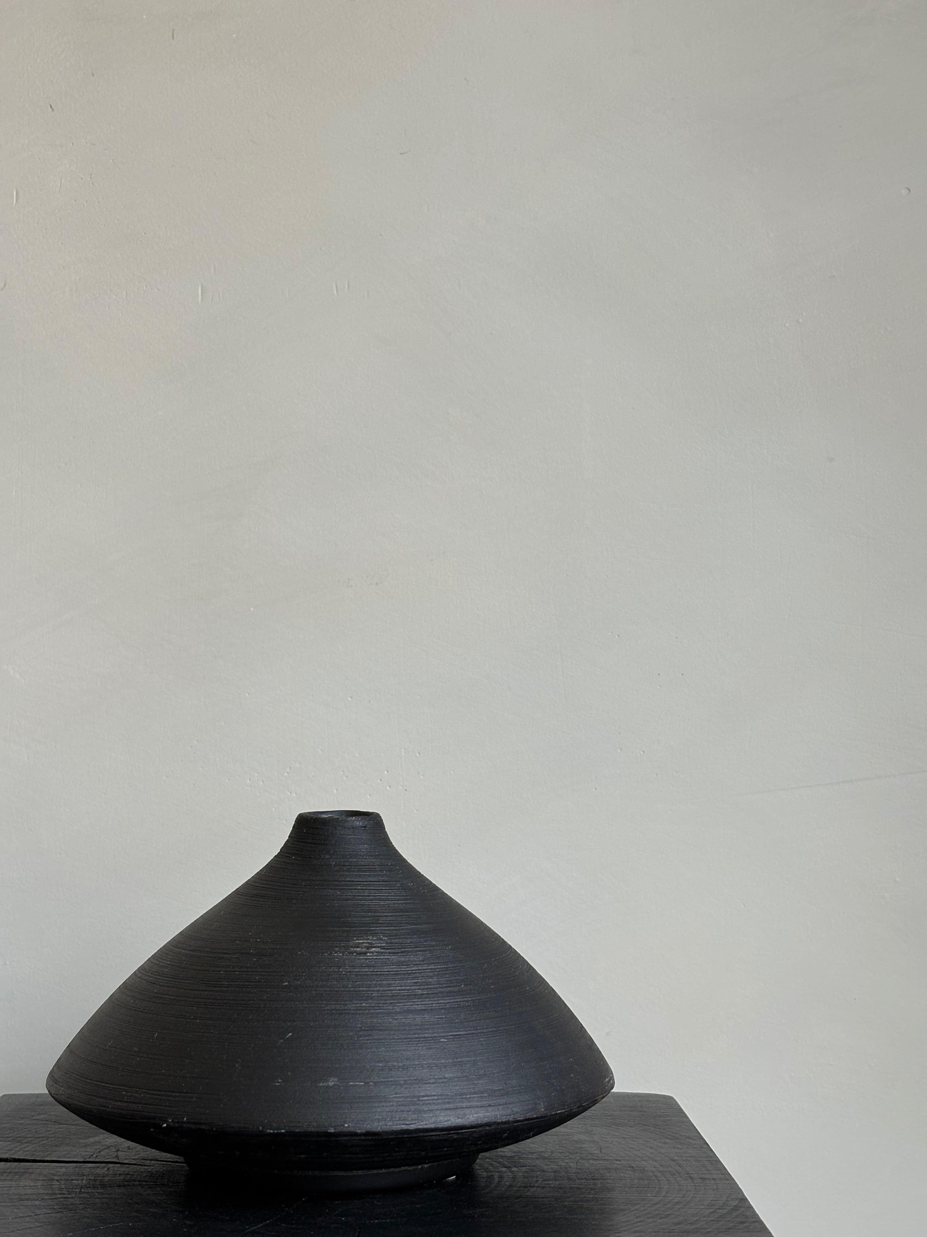 BLACK PYRAMID VASE