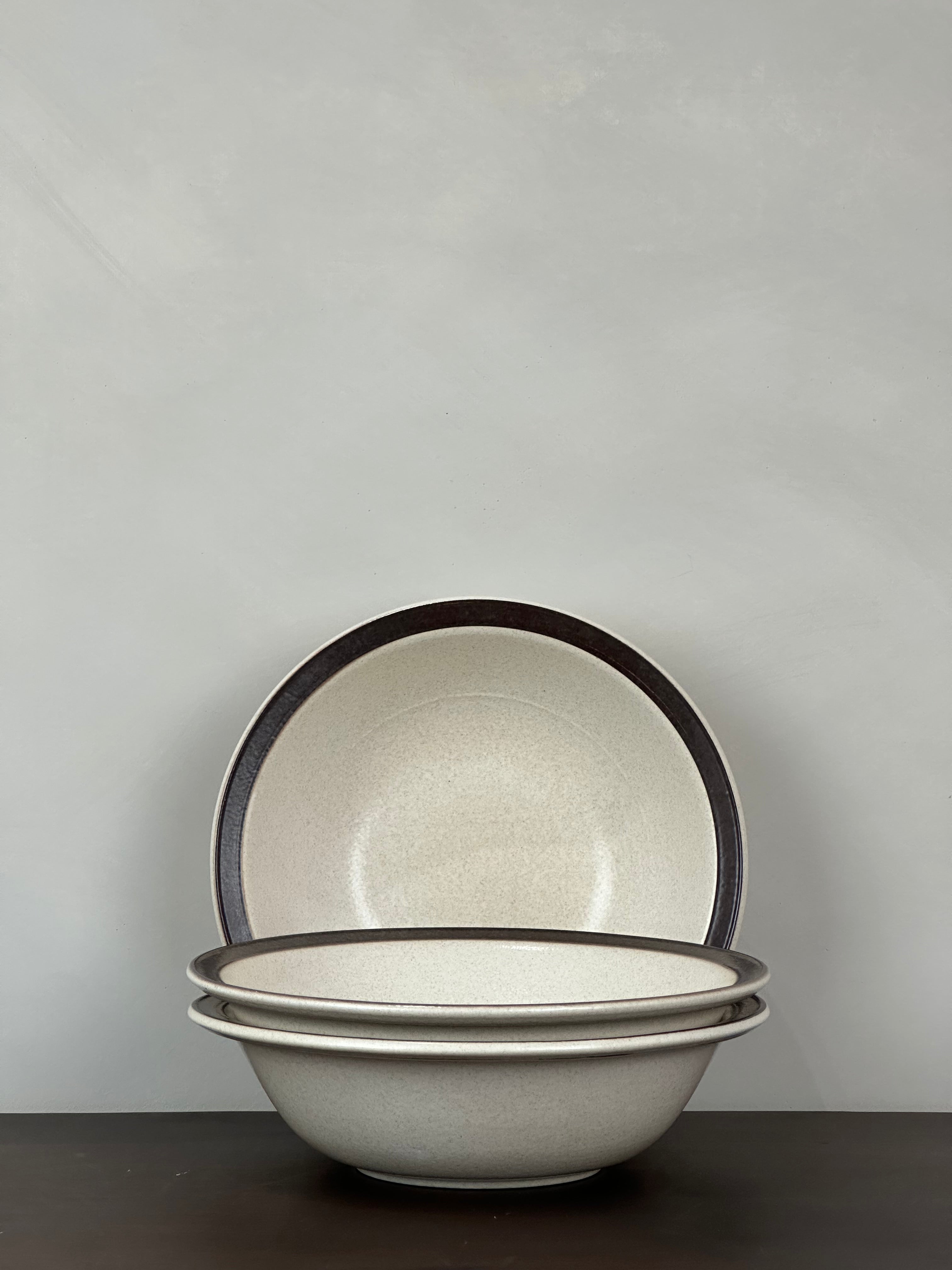BROWN RIMMED BOWL