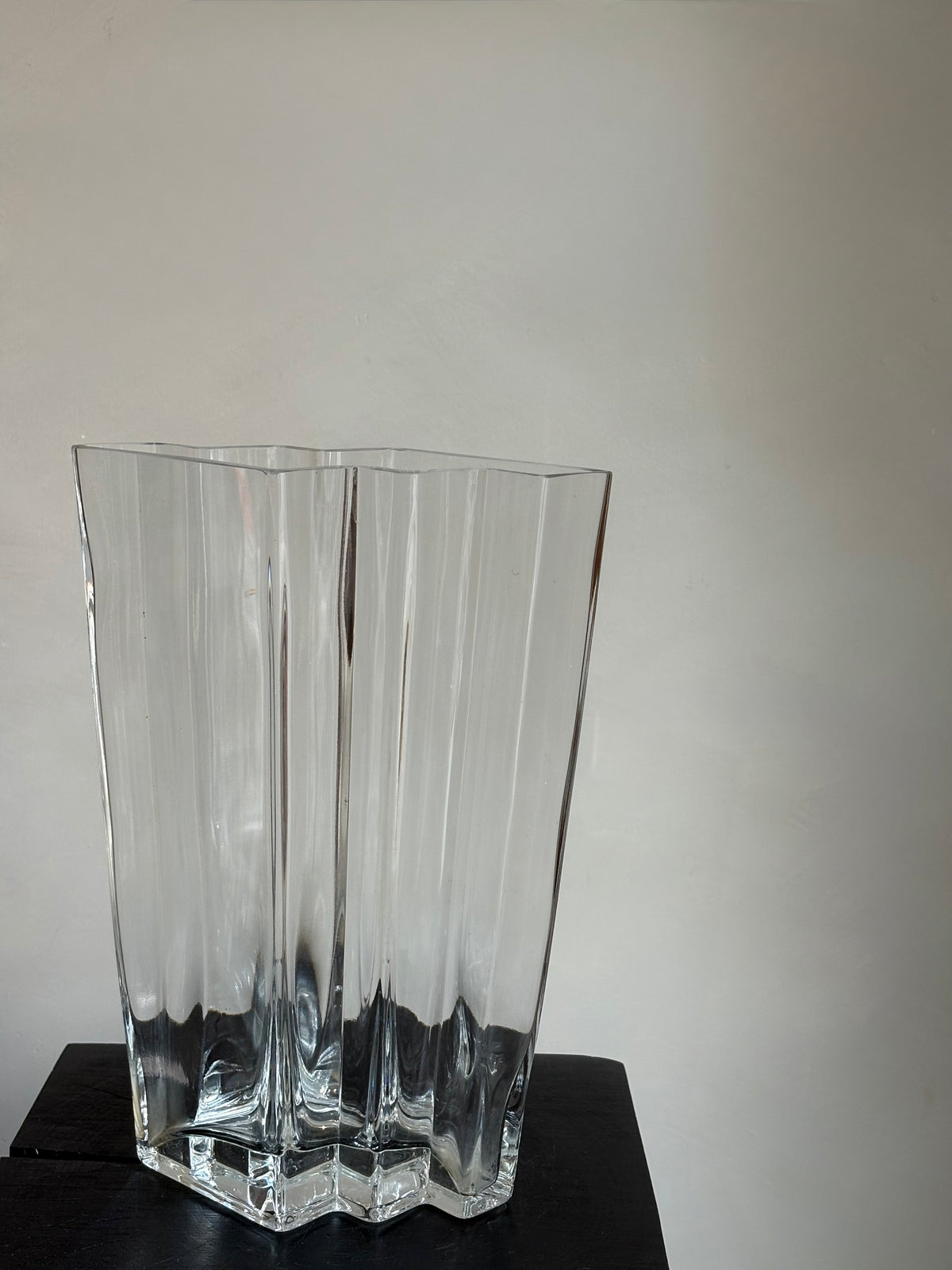GEOMETRIC FLUTED GLASS VASE