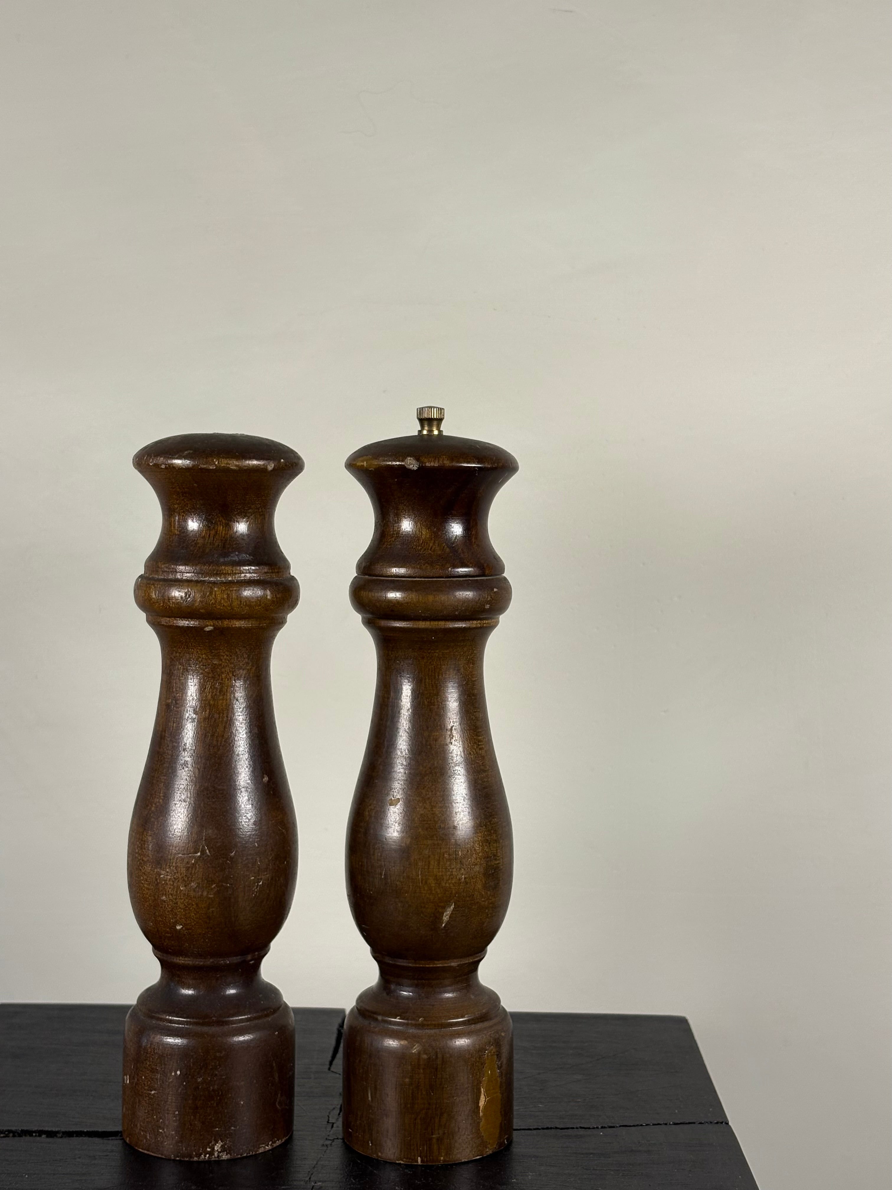 CLASSIC WOODEN SALT AND PEPPER SHAKER SET