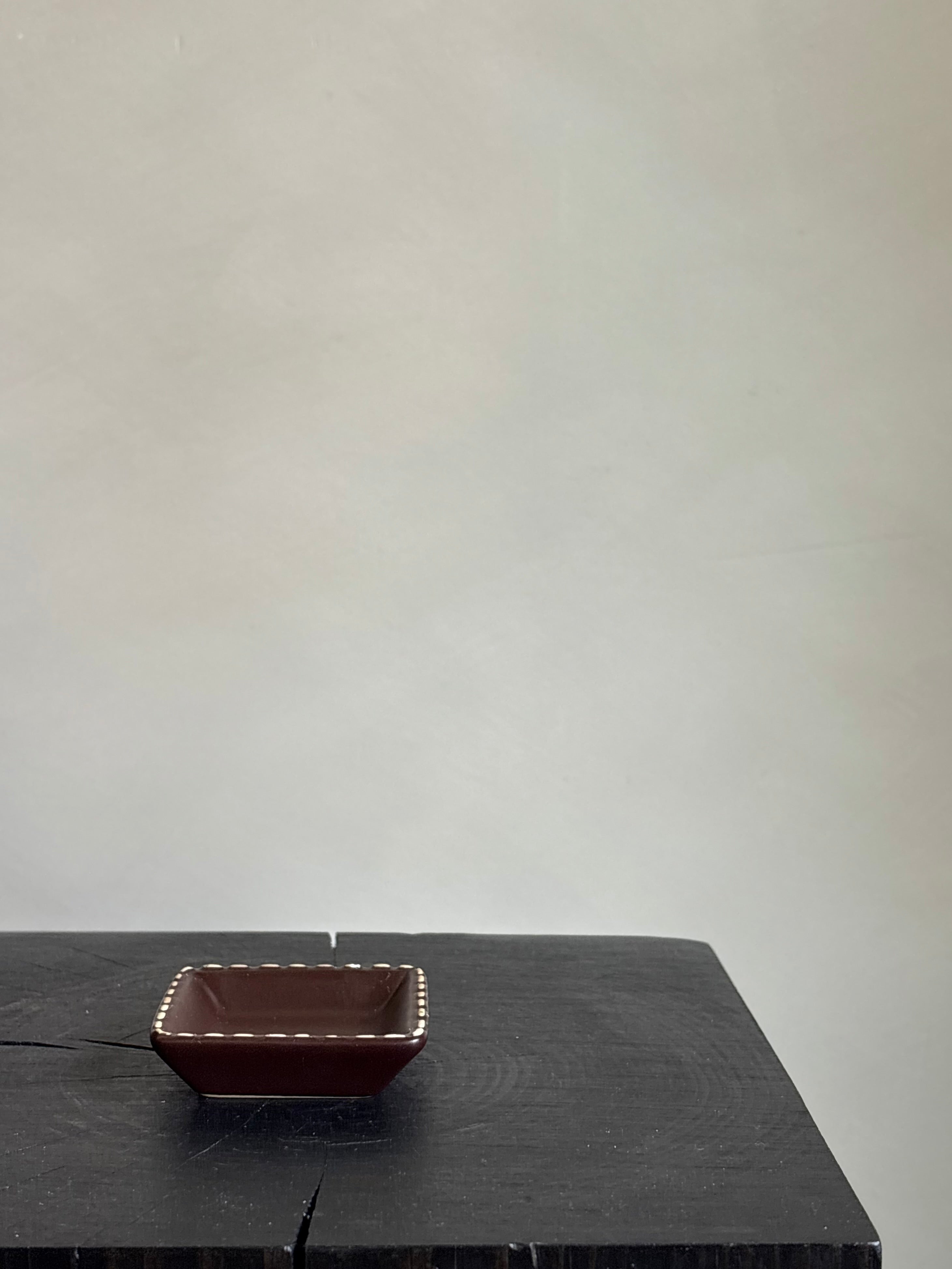 CHOCOLATE CERAMIC SOY SAUCE DISH WITH WHIPSTITCH TRIM