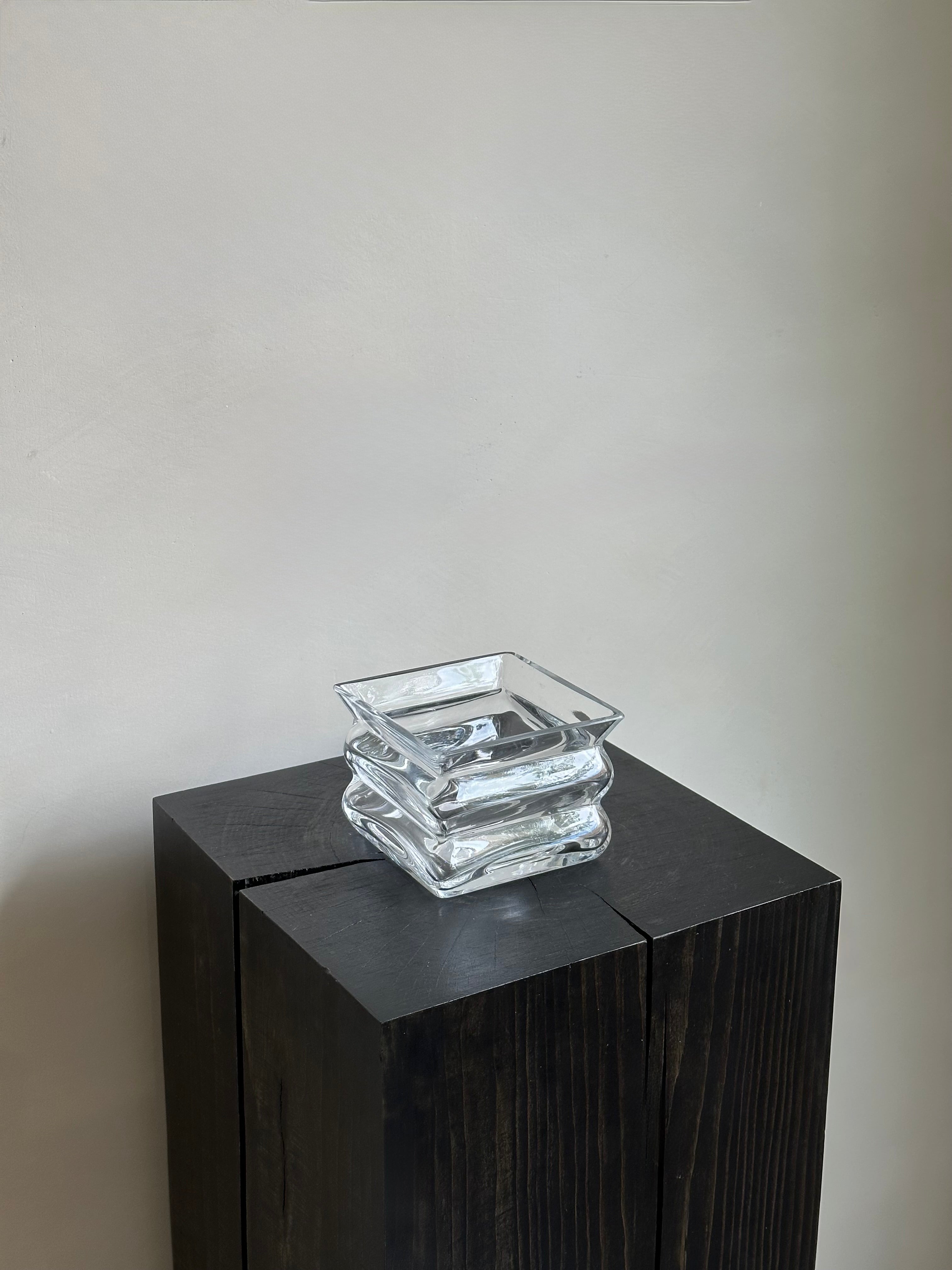 SHORT RIBBED GLASS VASE