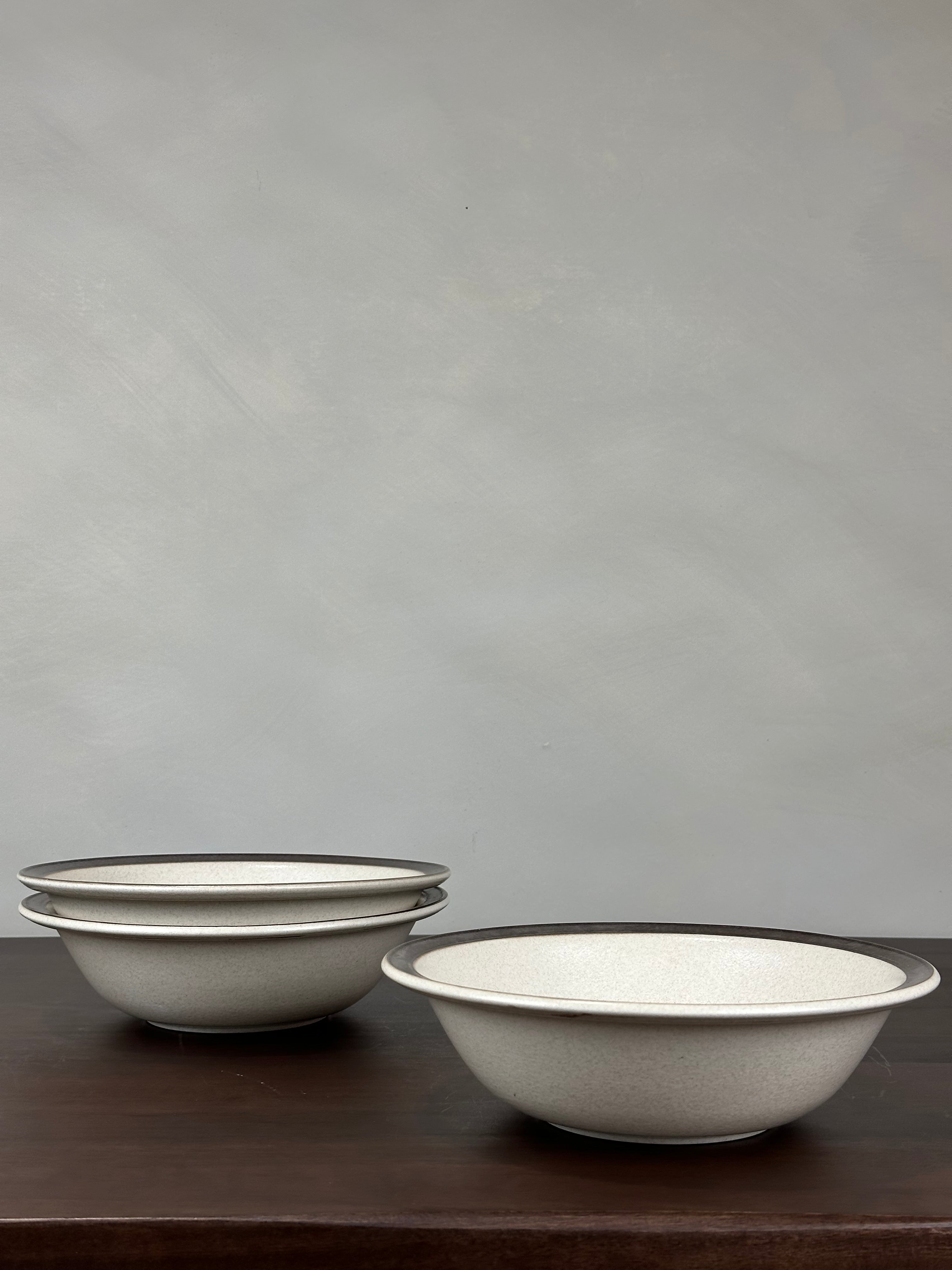 BROWN RIMMED BOWL